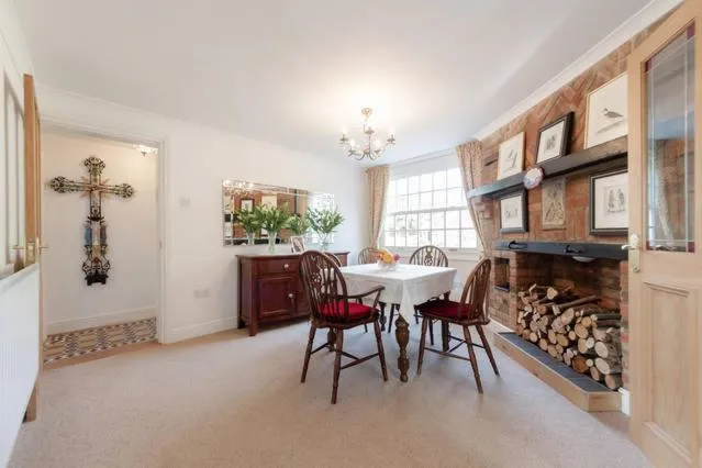 Dining area in Swan Guest House LONDON - HEATHROW