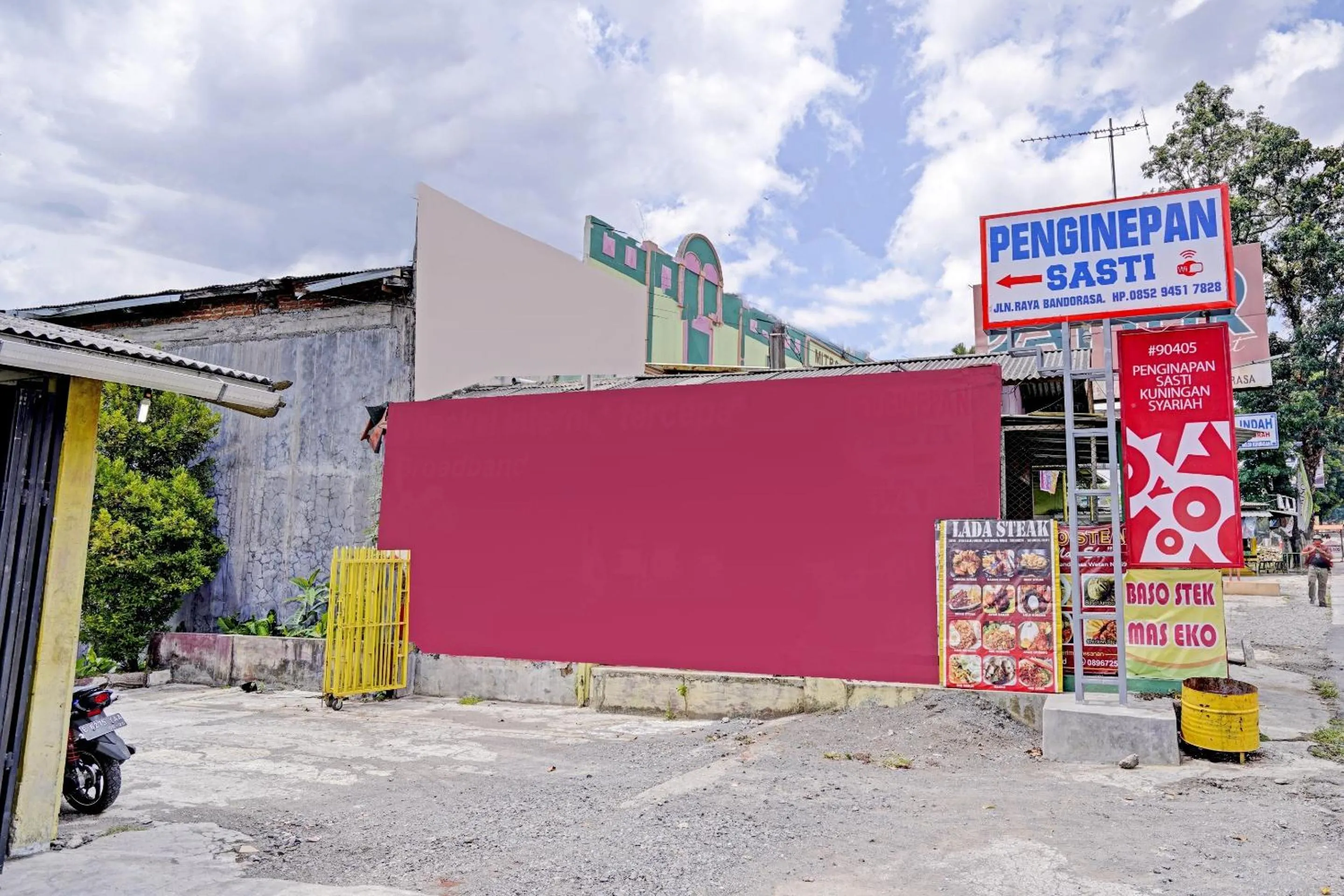 Facade/entrance in OYO 90405 Penginapan Sasti Kuningan