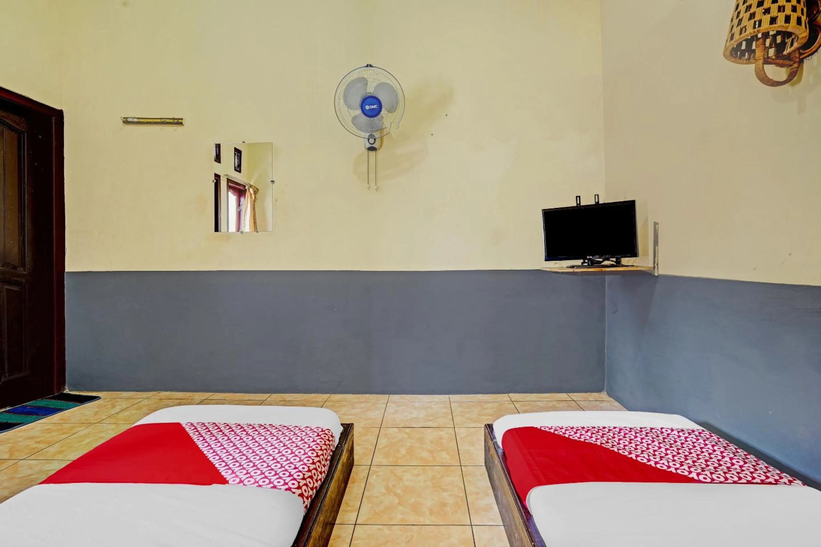 Standard Twin Room in OYO 90405 Penginapan Sasti KuninganNearTaman Cirendang