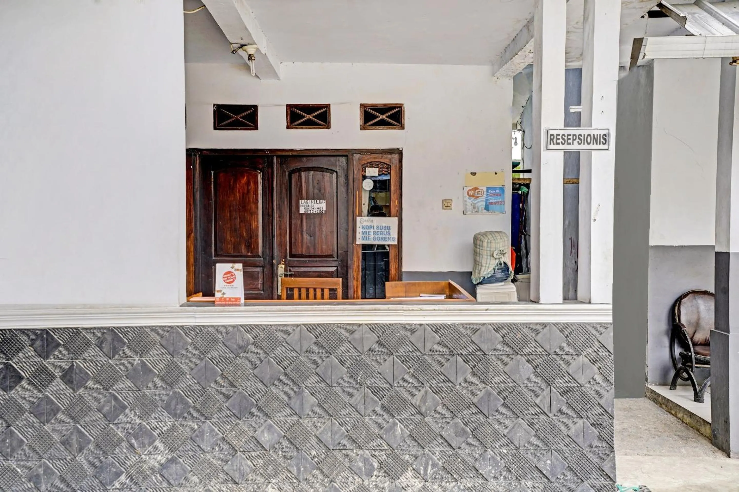 Lobby or reception in OYO 90405 Penginapan Sasti Kuningan