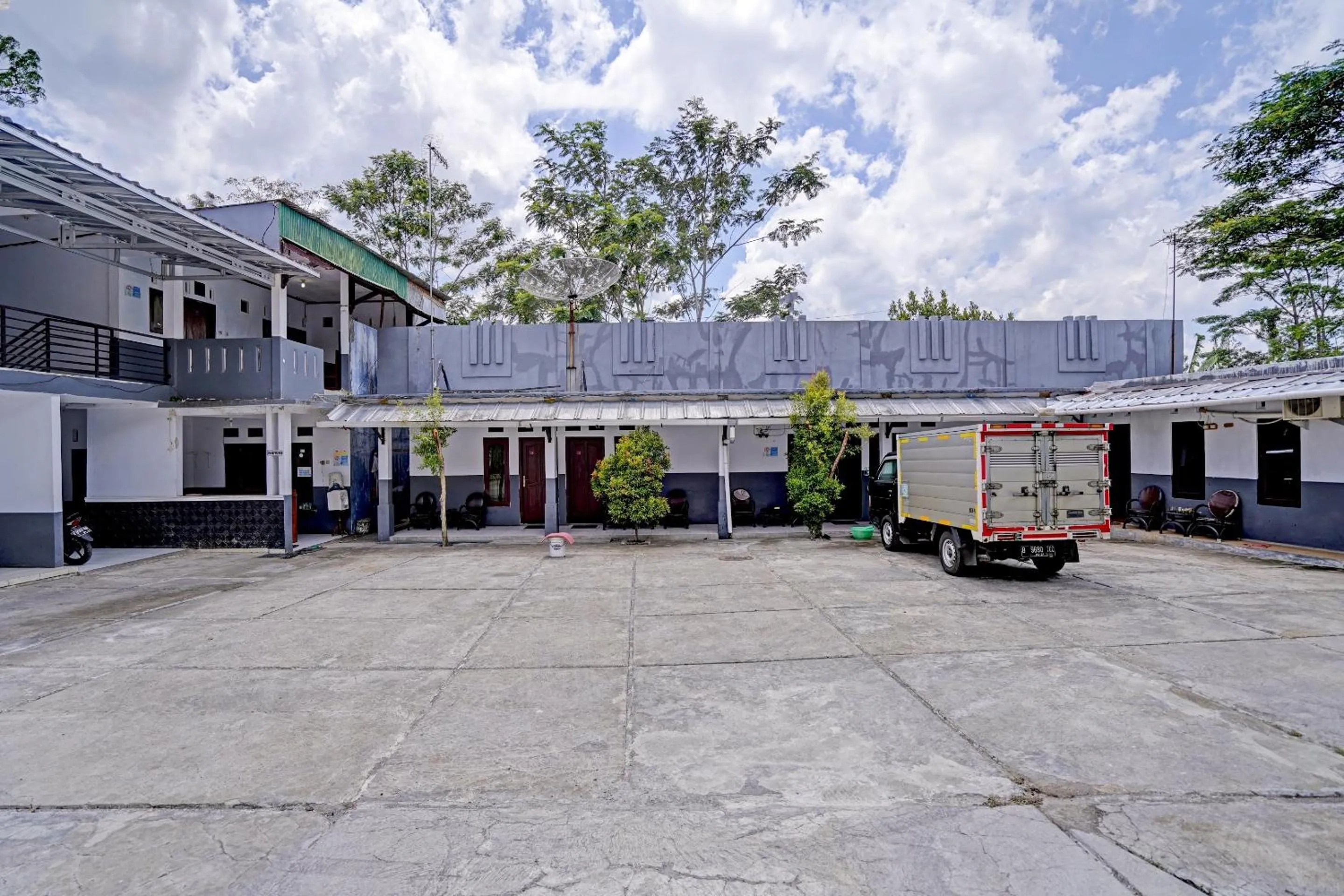 Facade/entrance in OYO 90405 Penginapan Sasti Kuningan