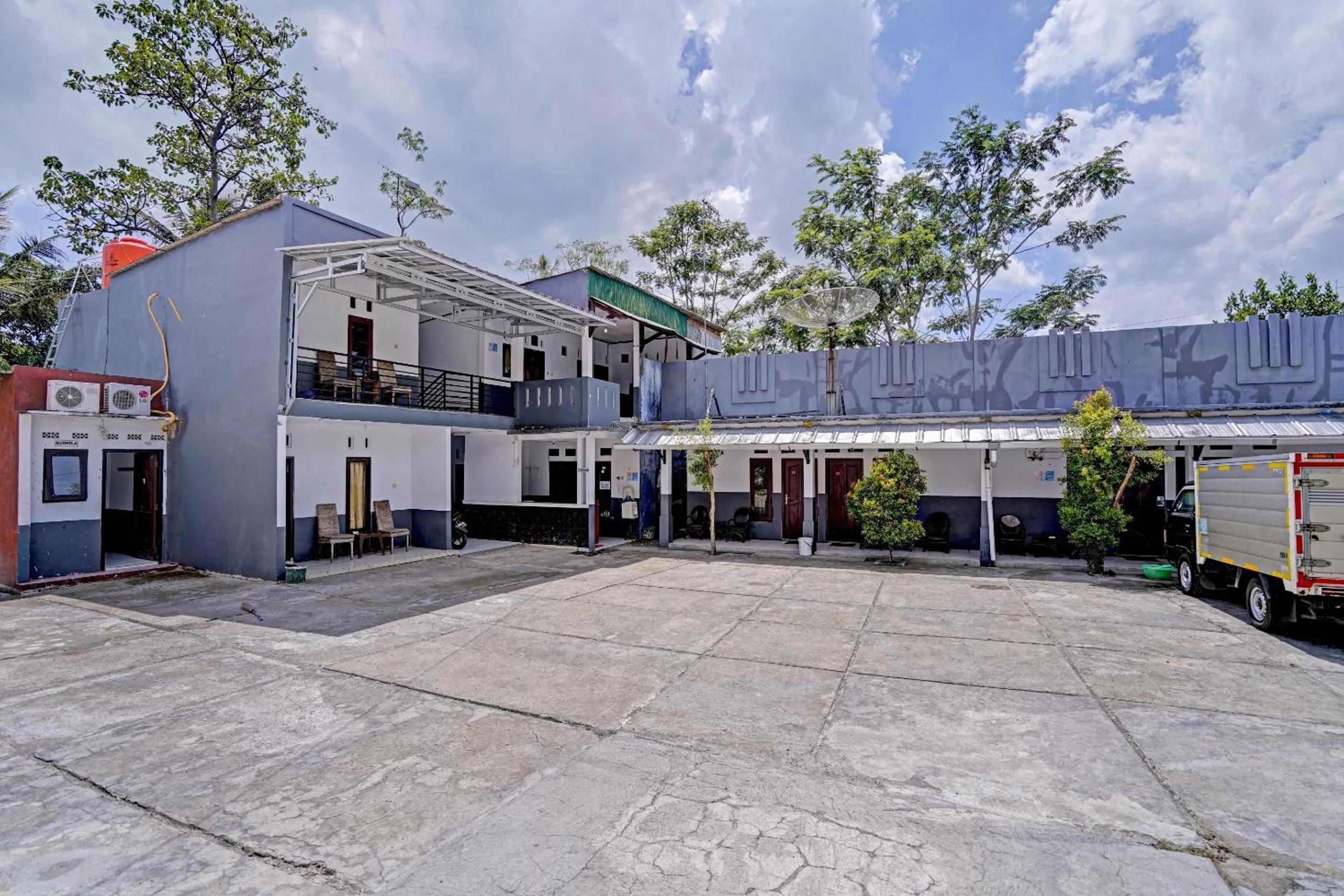 Facade/entrance in OYO 90405 Penginapan Sasti Kuningan