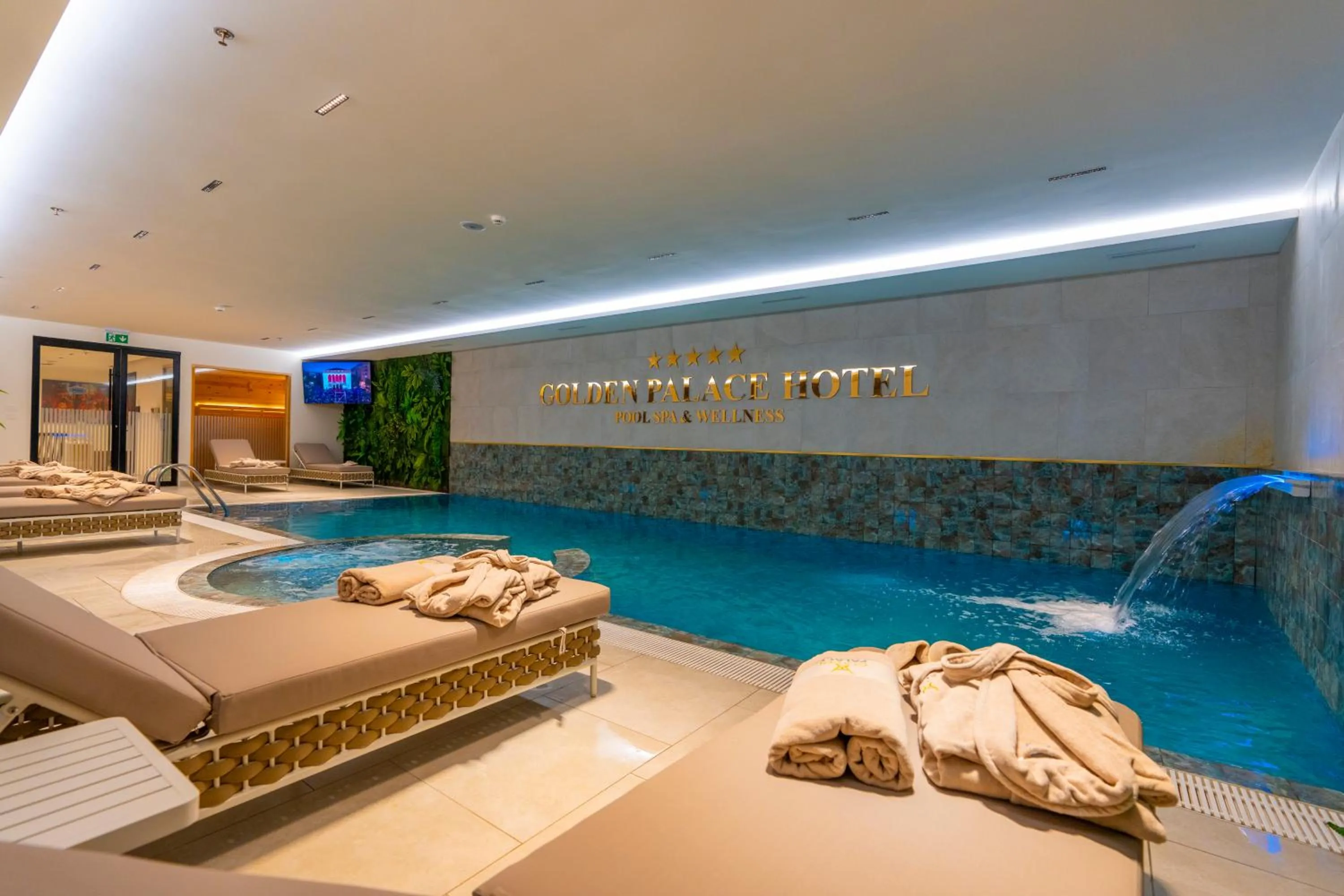 Pool view in Hotel Golden Palace