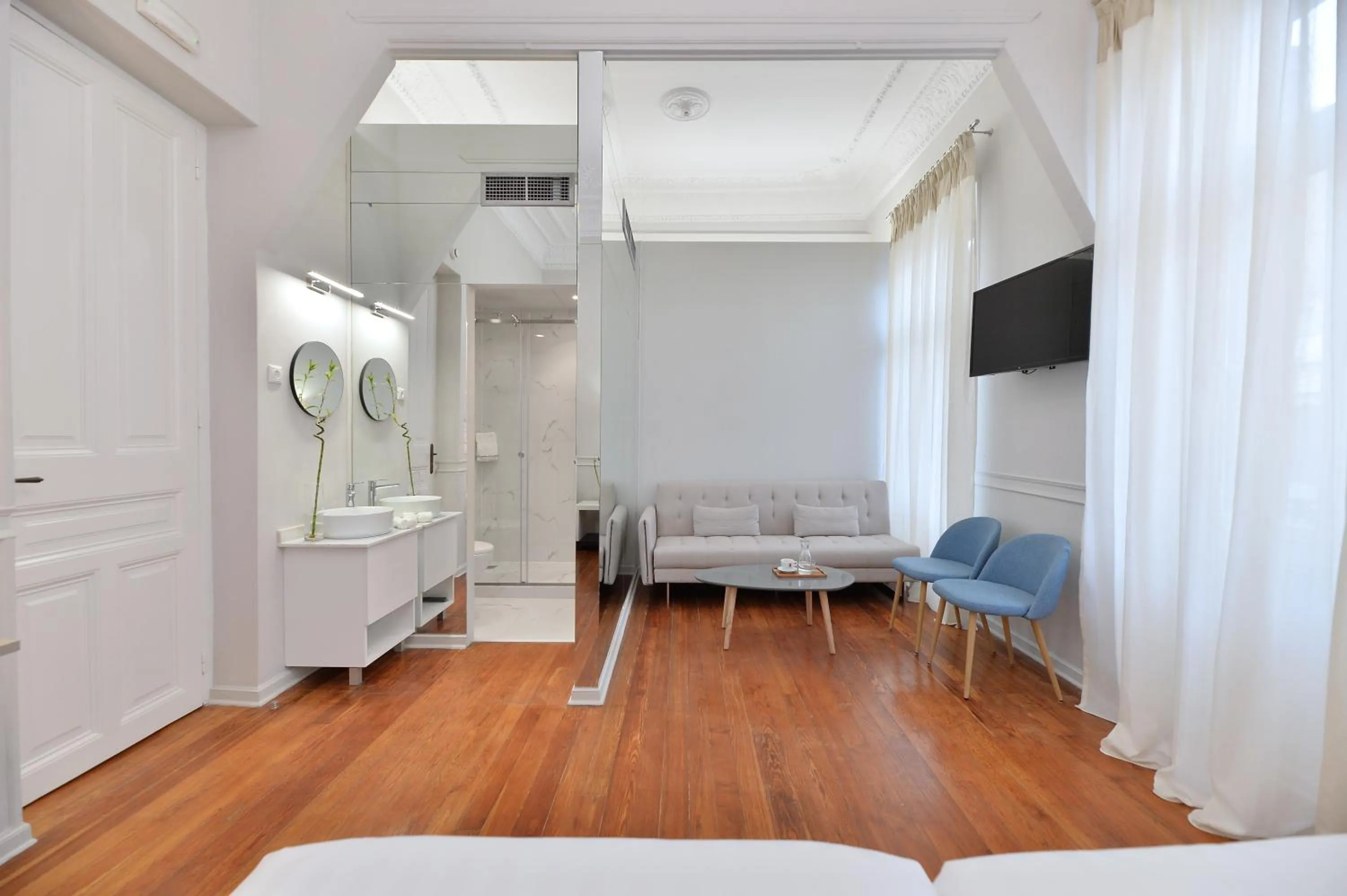 Bed in 1900 ATHENIAN HOUSE