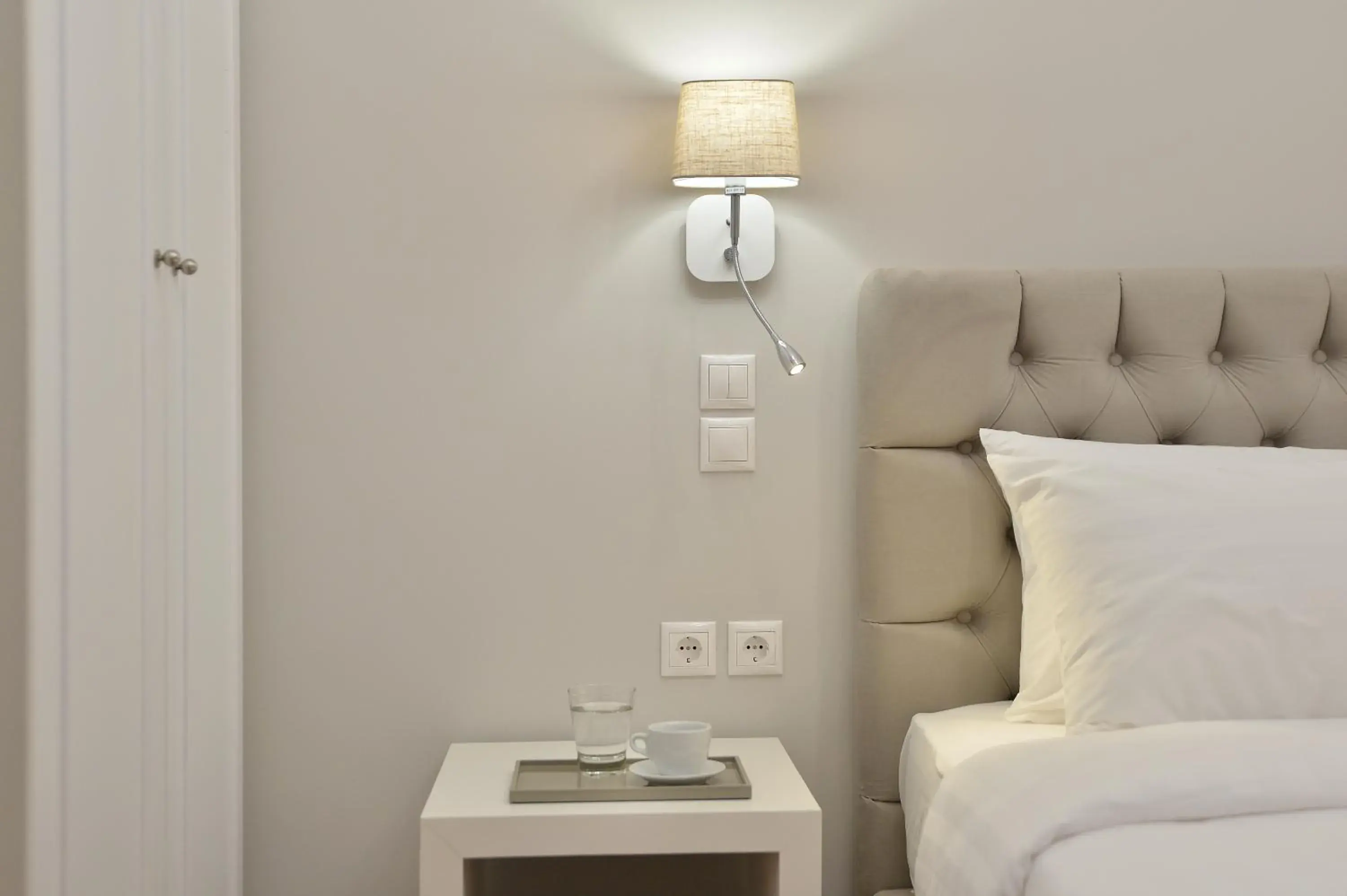 Queen Room in 1900 ATHENIAN HOUSE Queen Room in 1900 ATHENIAN HOUSE