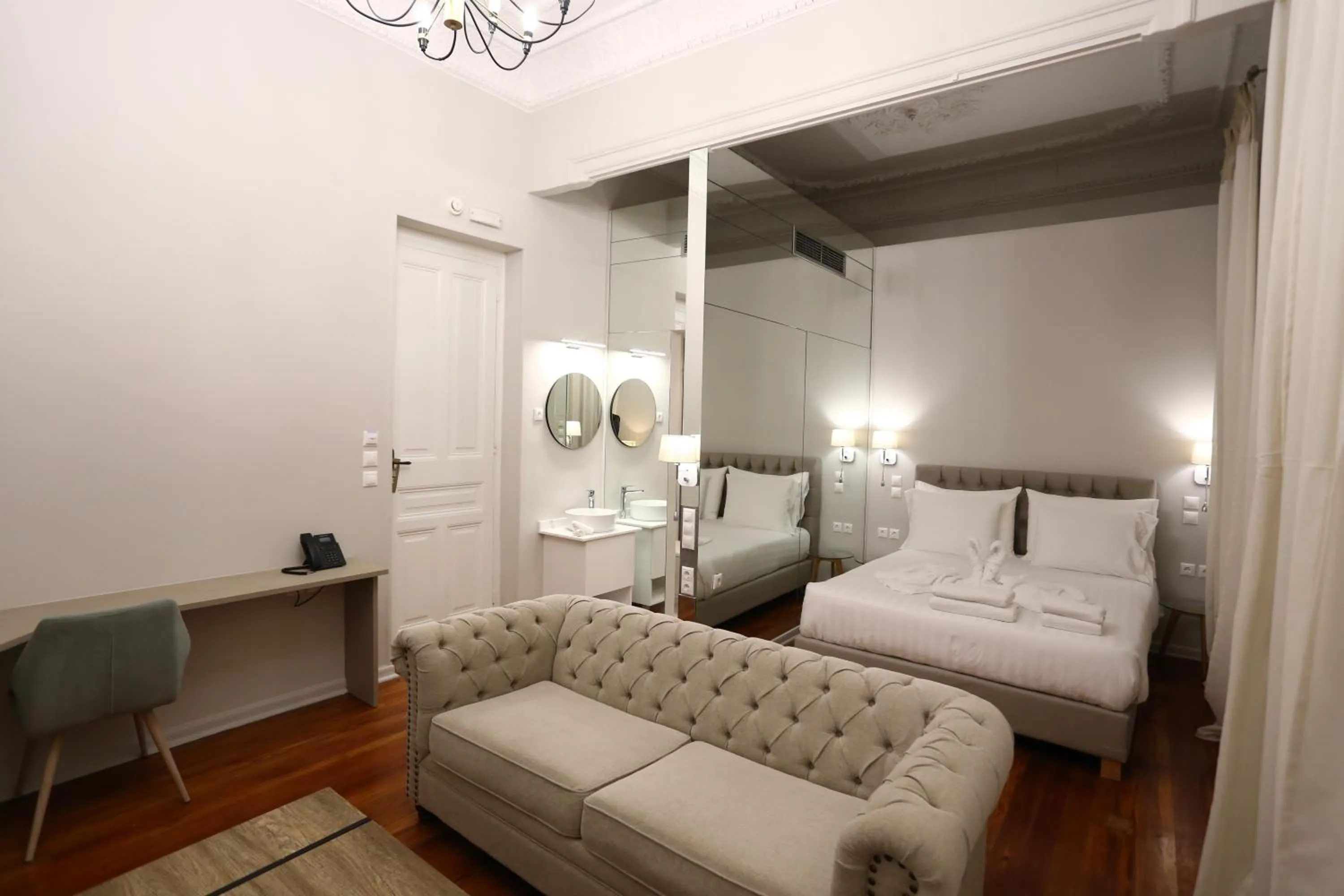 Bed in 1900 ATHENIAN HOUSE