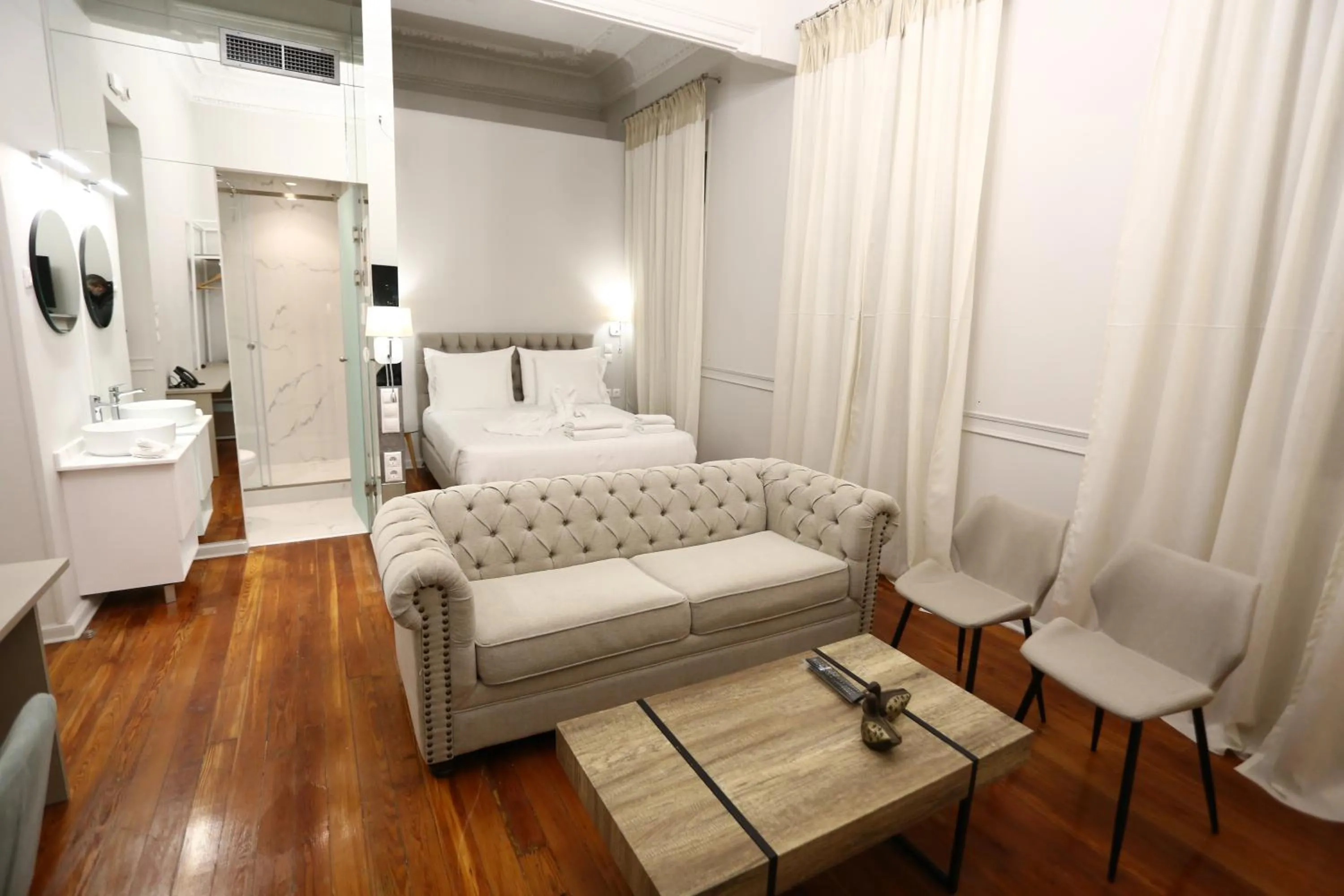 Bed in 1900 ATHENIAN HOUSE