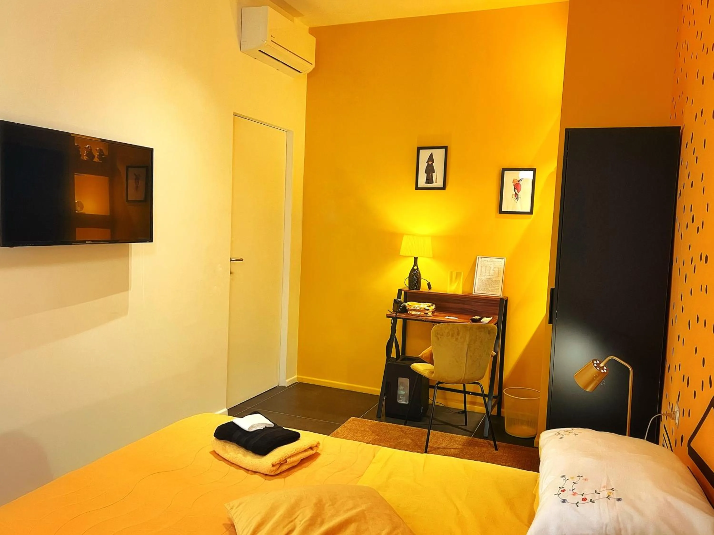 Bedroom, Bed in LH51 Rooms