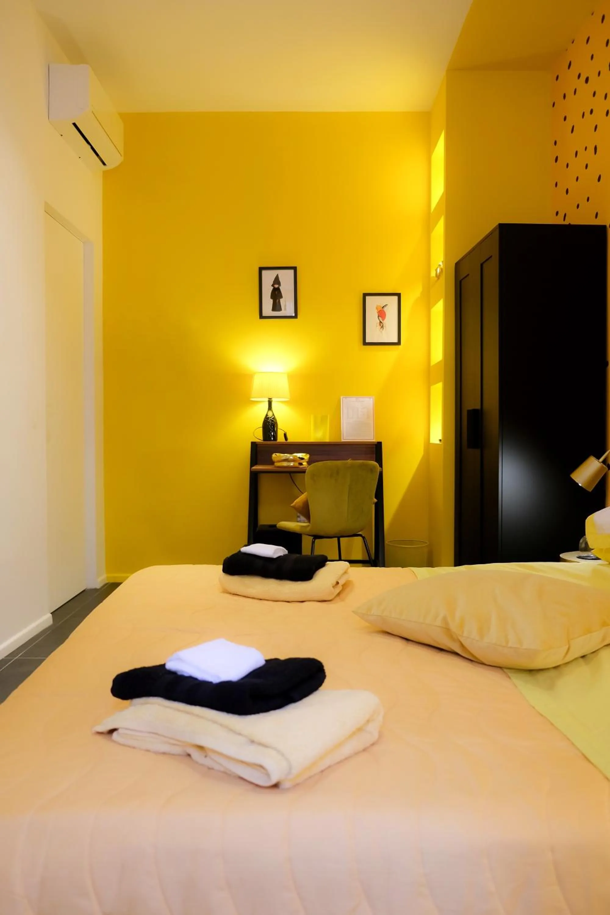 Bedroom, Bed in LH51 Rooms