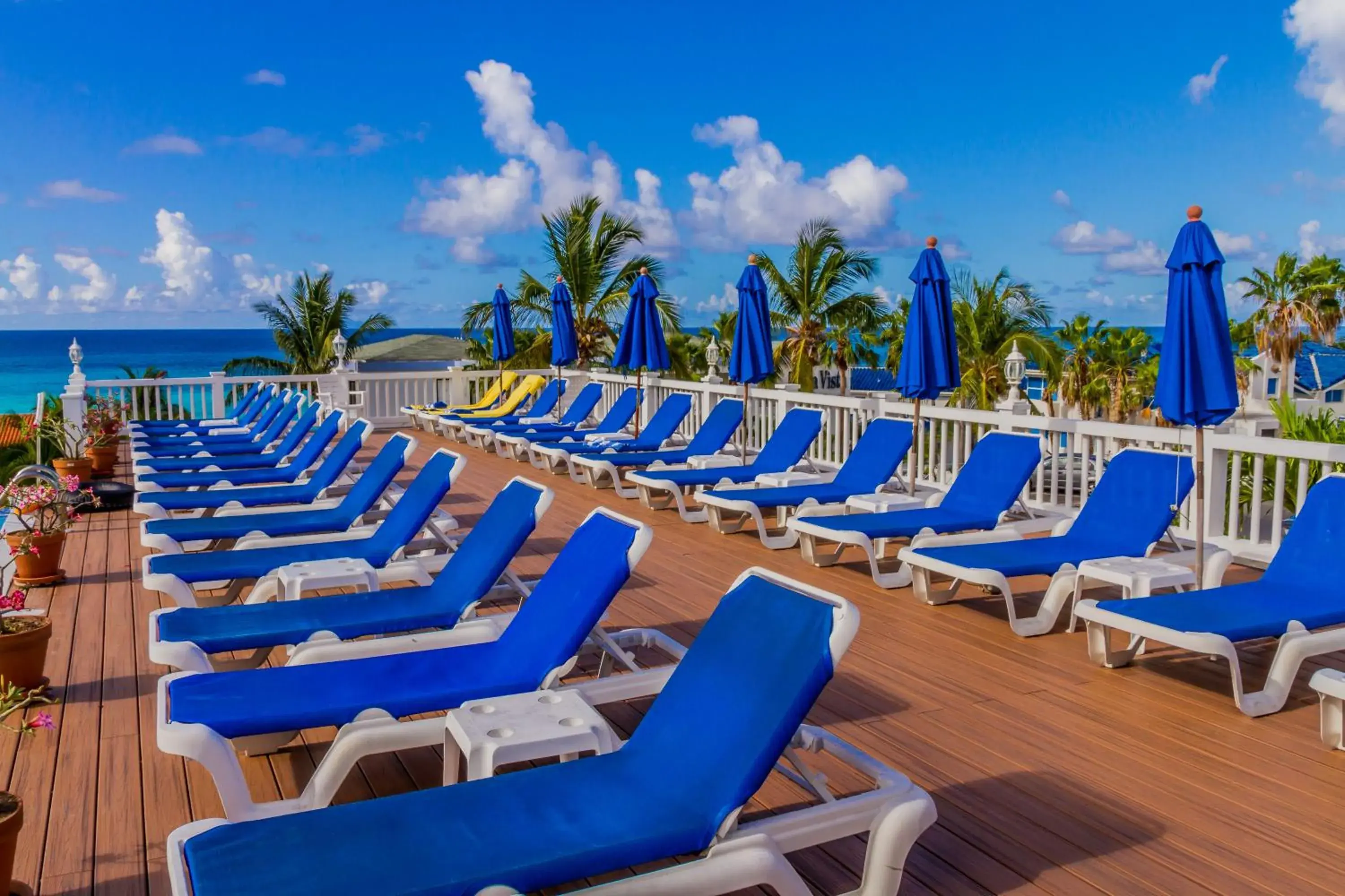 Swimming pool in La Vista Resort Swimming pool in La Vista Resort