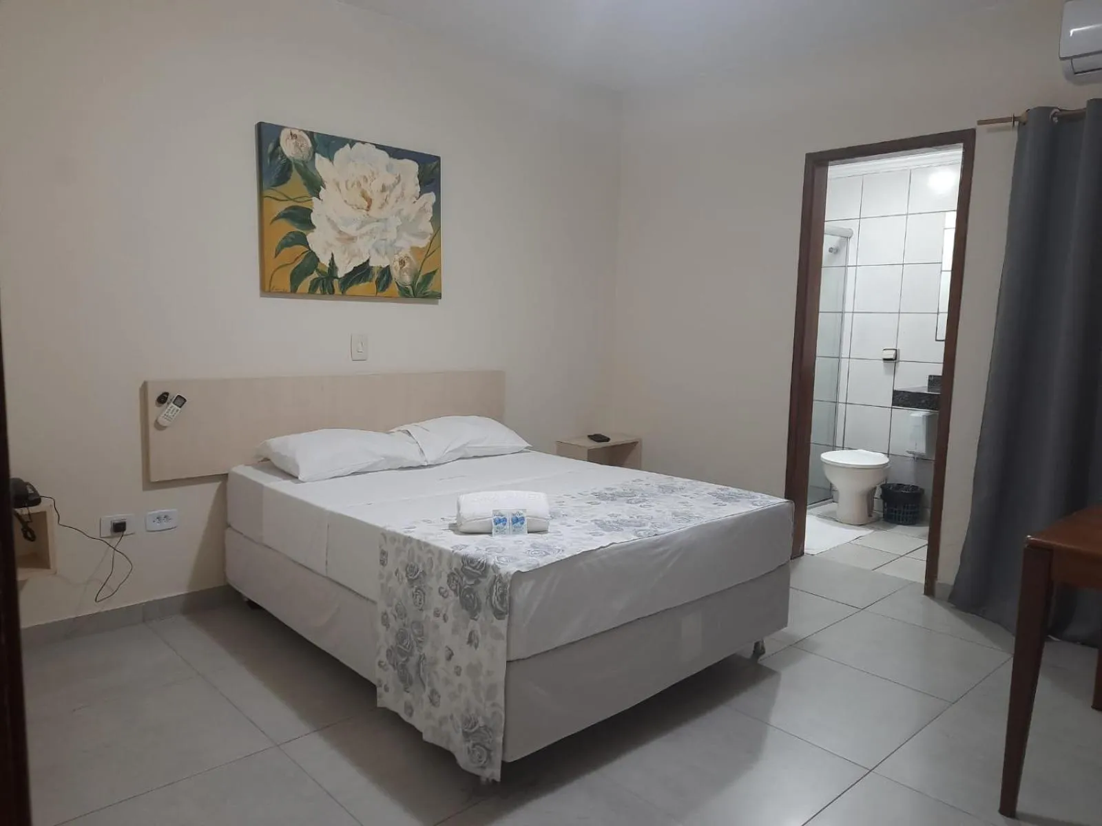 Toilet, Bed in Londres Royal Hotel