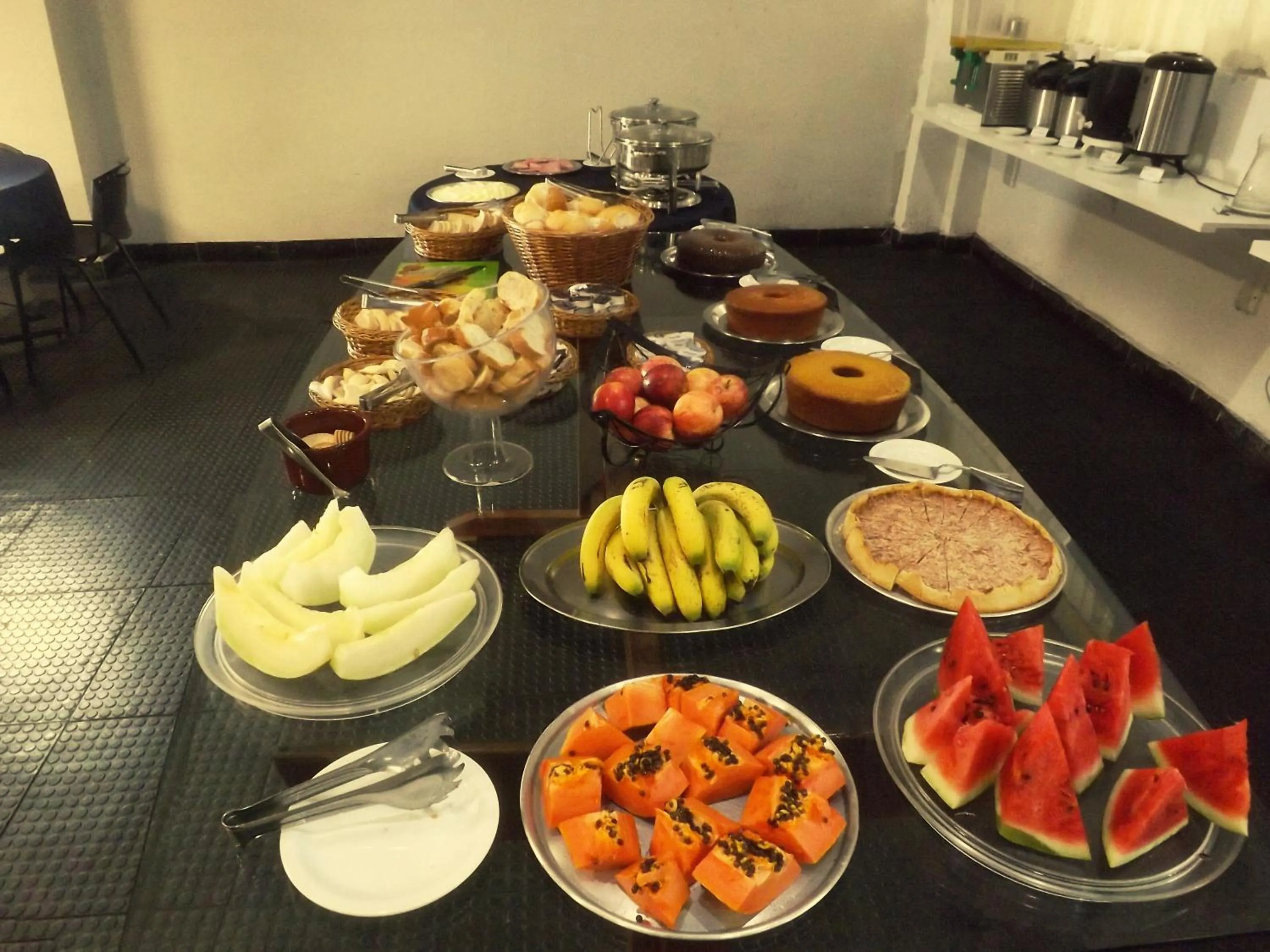 Continental breakfast in Londres Royal Hotel