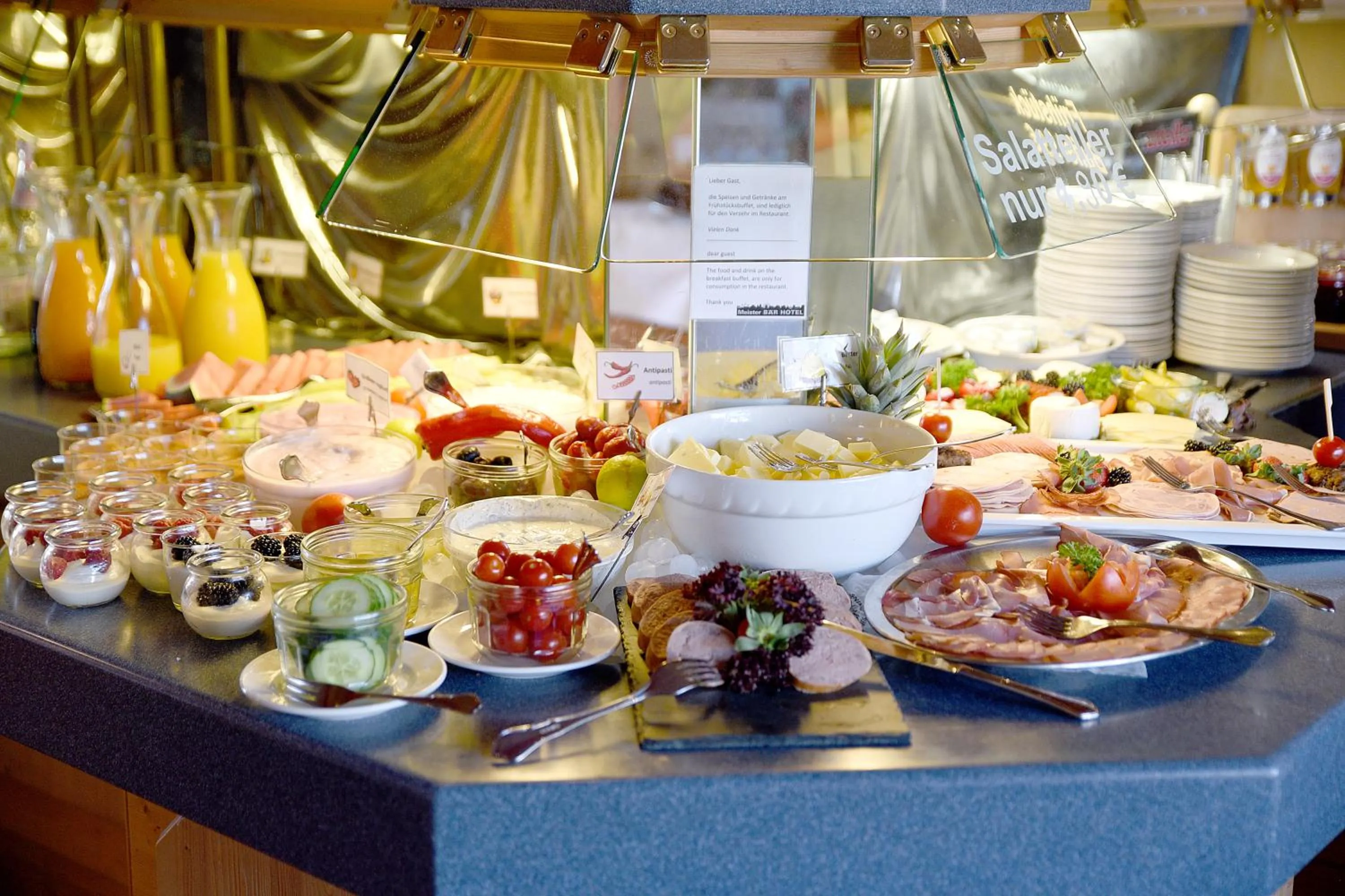 Buffet breakfast in Meister BÄR HOTEL Am Wald