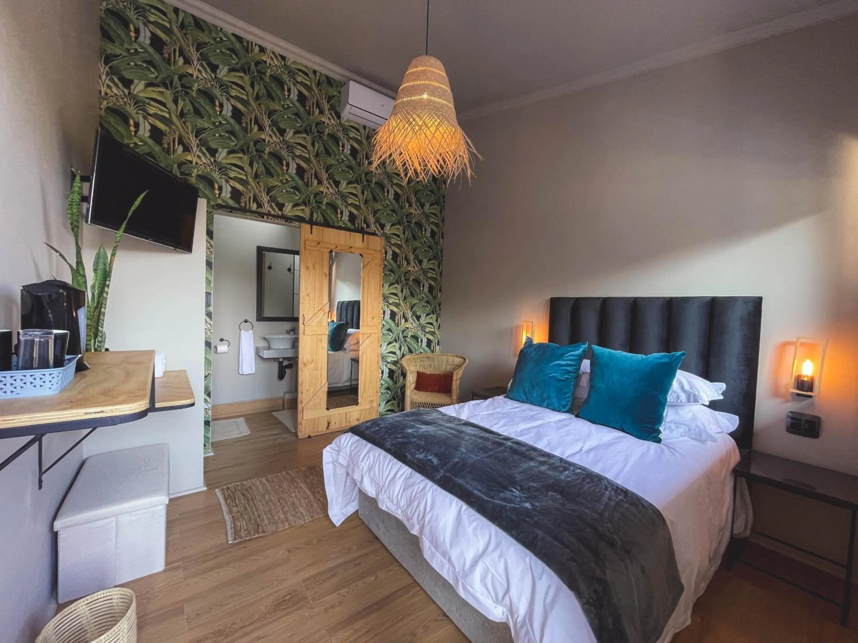  Double Room - Balcony 7 in Le Bezz Guesthouse