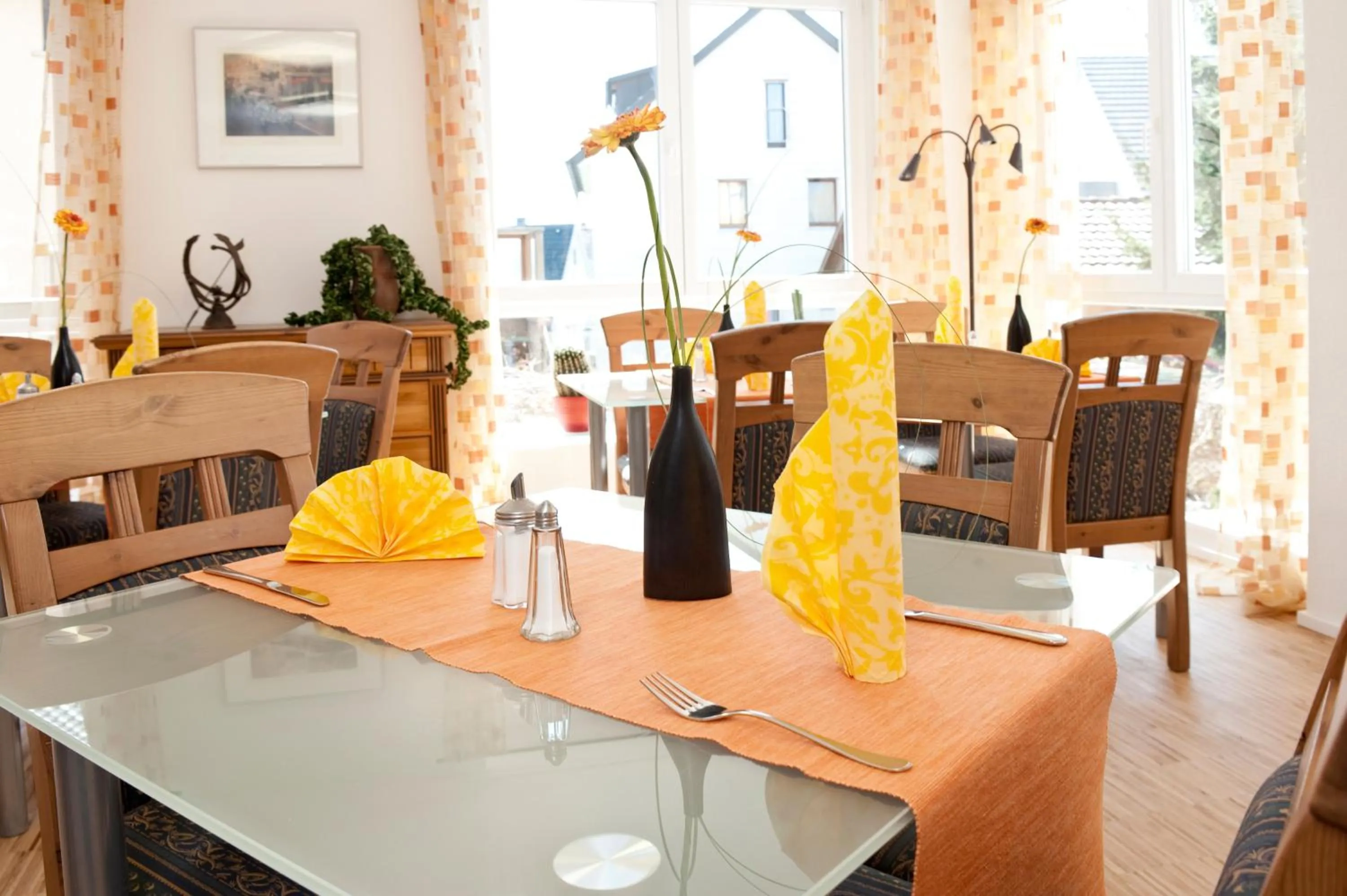 Restaurant/places to eat in Hotel Merlin