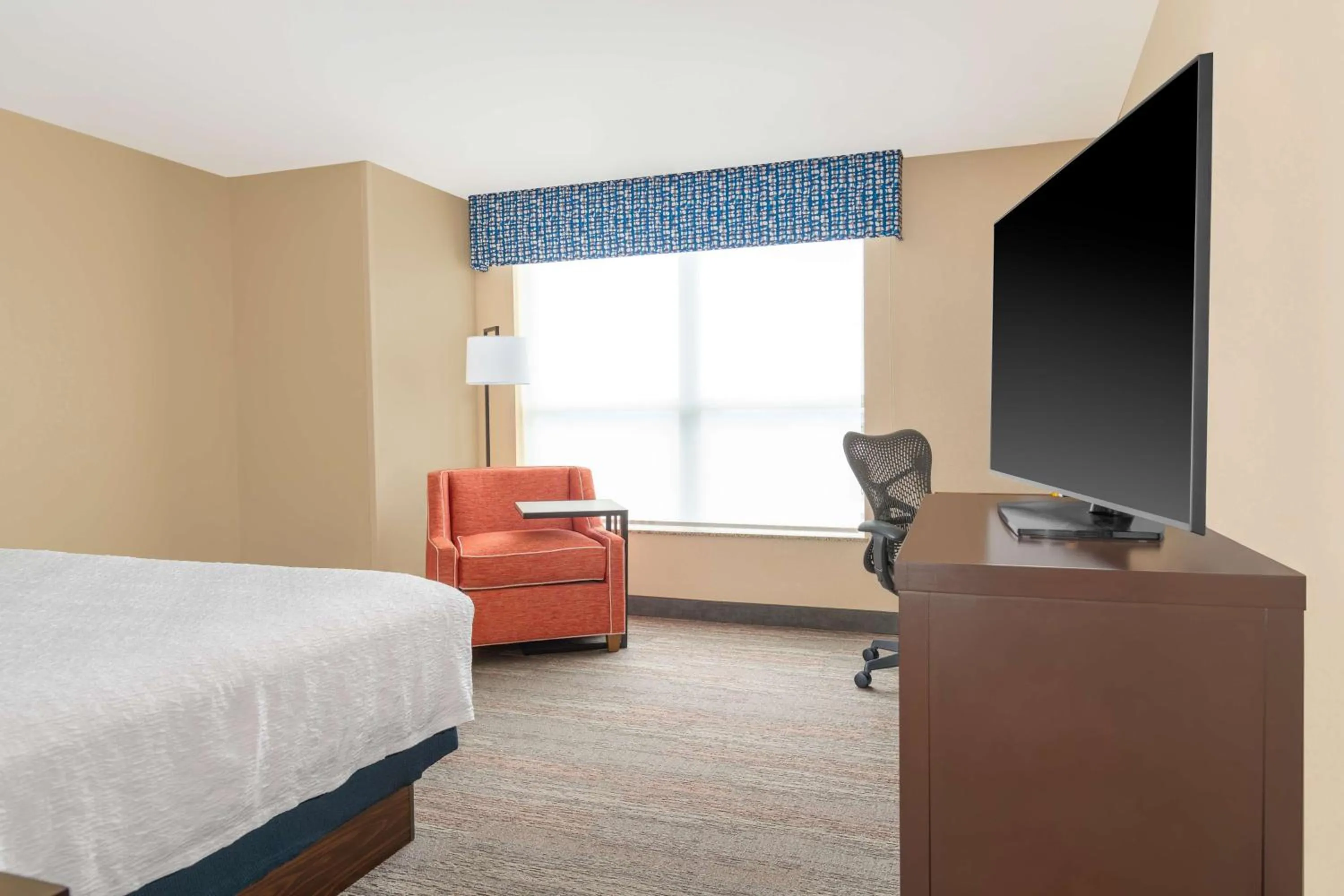 Bedroom, Bed in Hampton Inn & Suites Madison Downtown