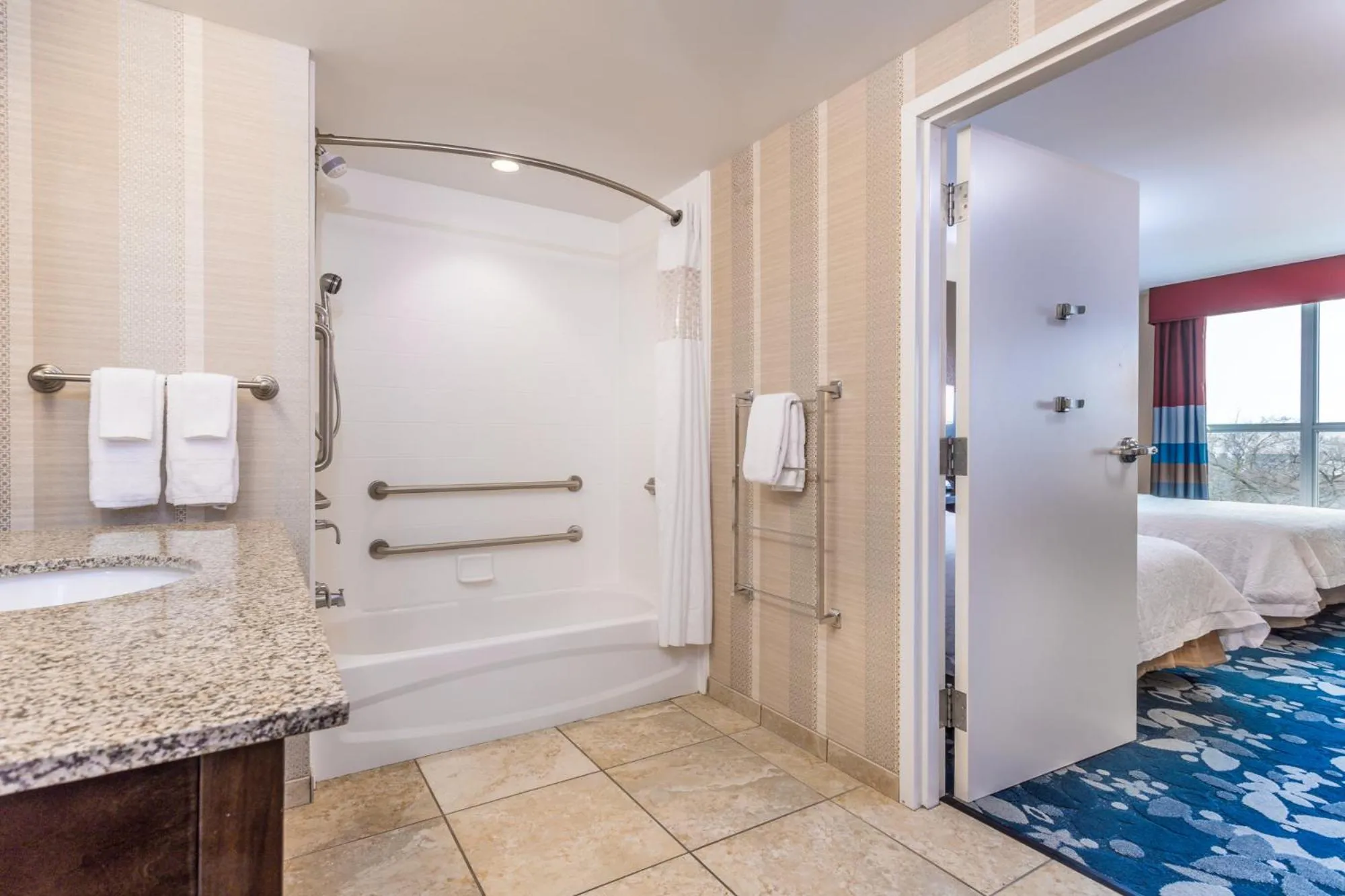 Bathroom, Bed in Hampton Inn & Suites Madison Downtown