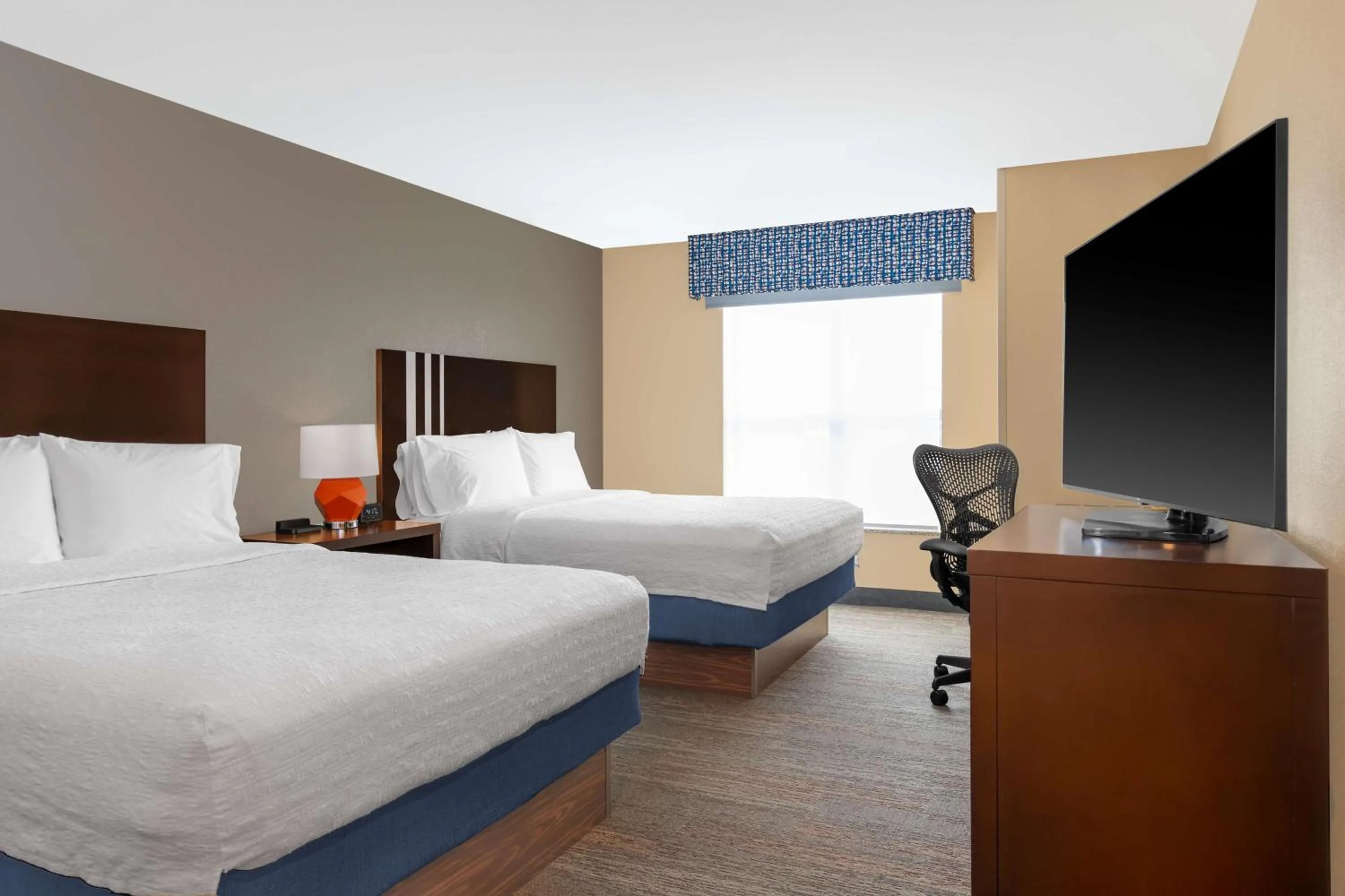 Bed in Hampton Inn & Suites Madison Downtown