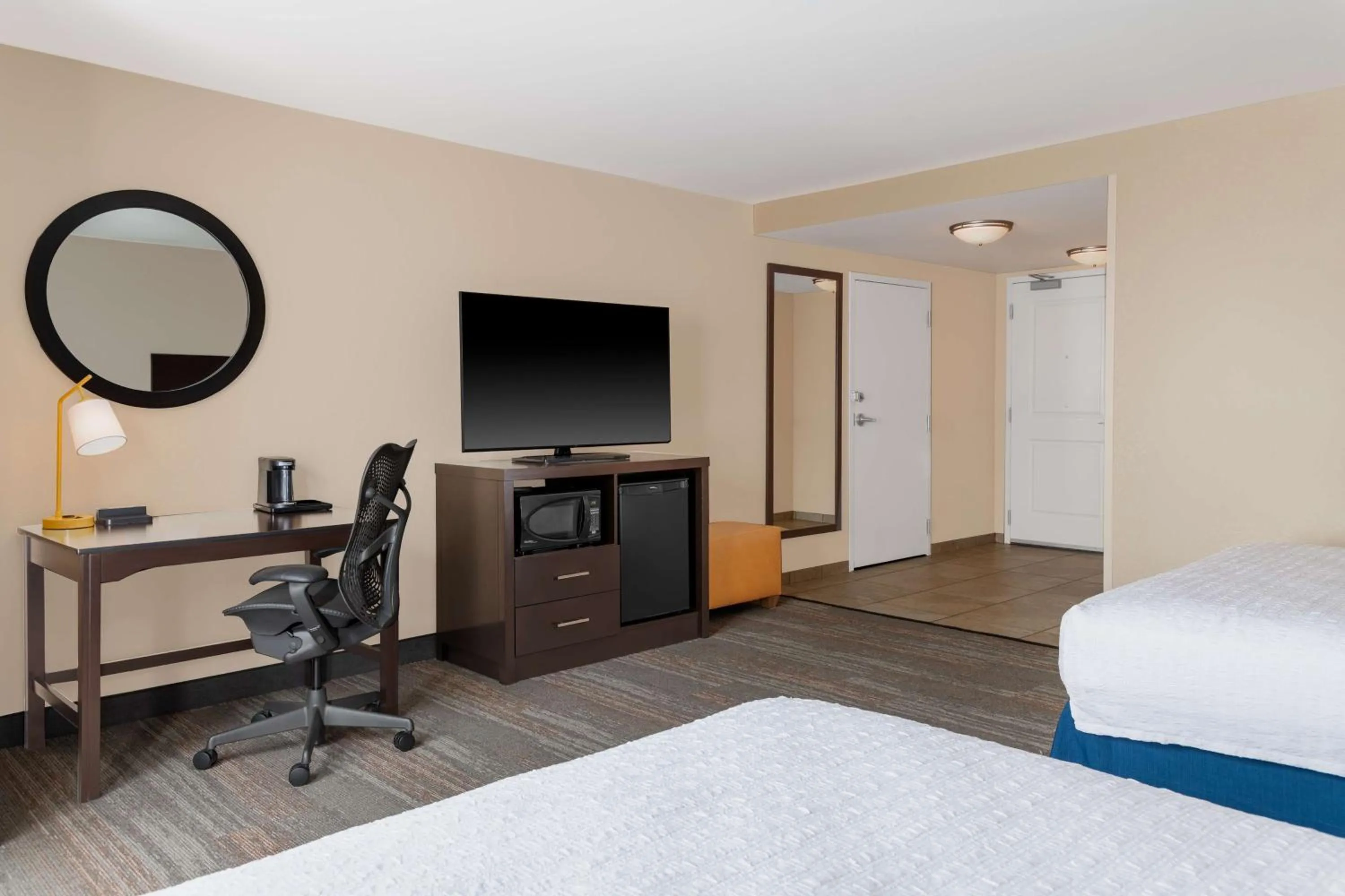 Bedroom, Bed in Hampton Inn & Suites Madison Downtown