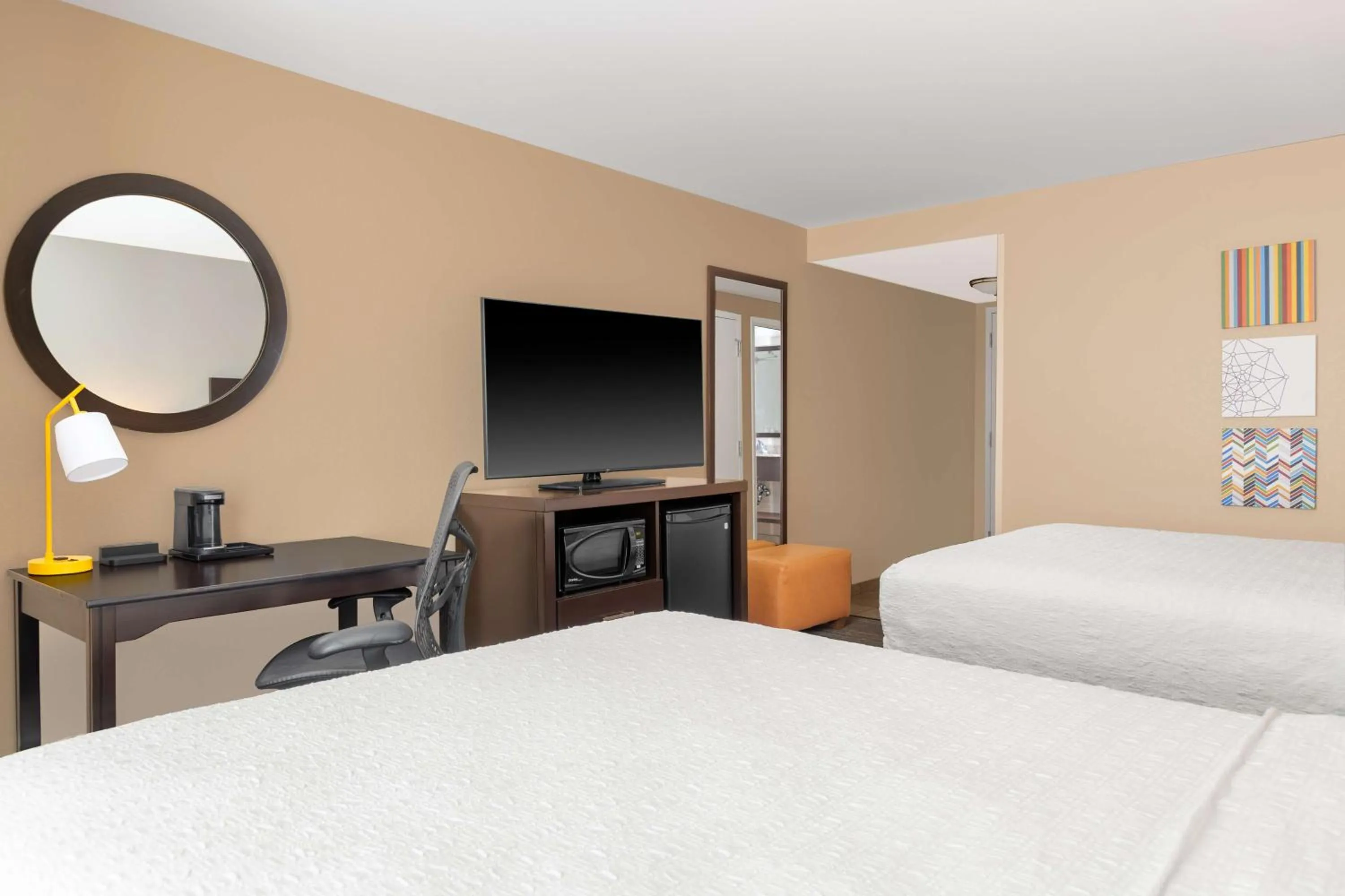 Bedroom, Bed in Hampton Inn & Suites Madison Downtown