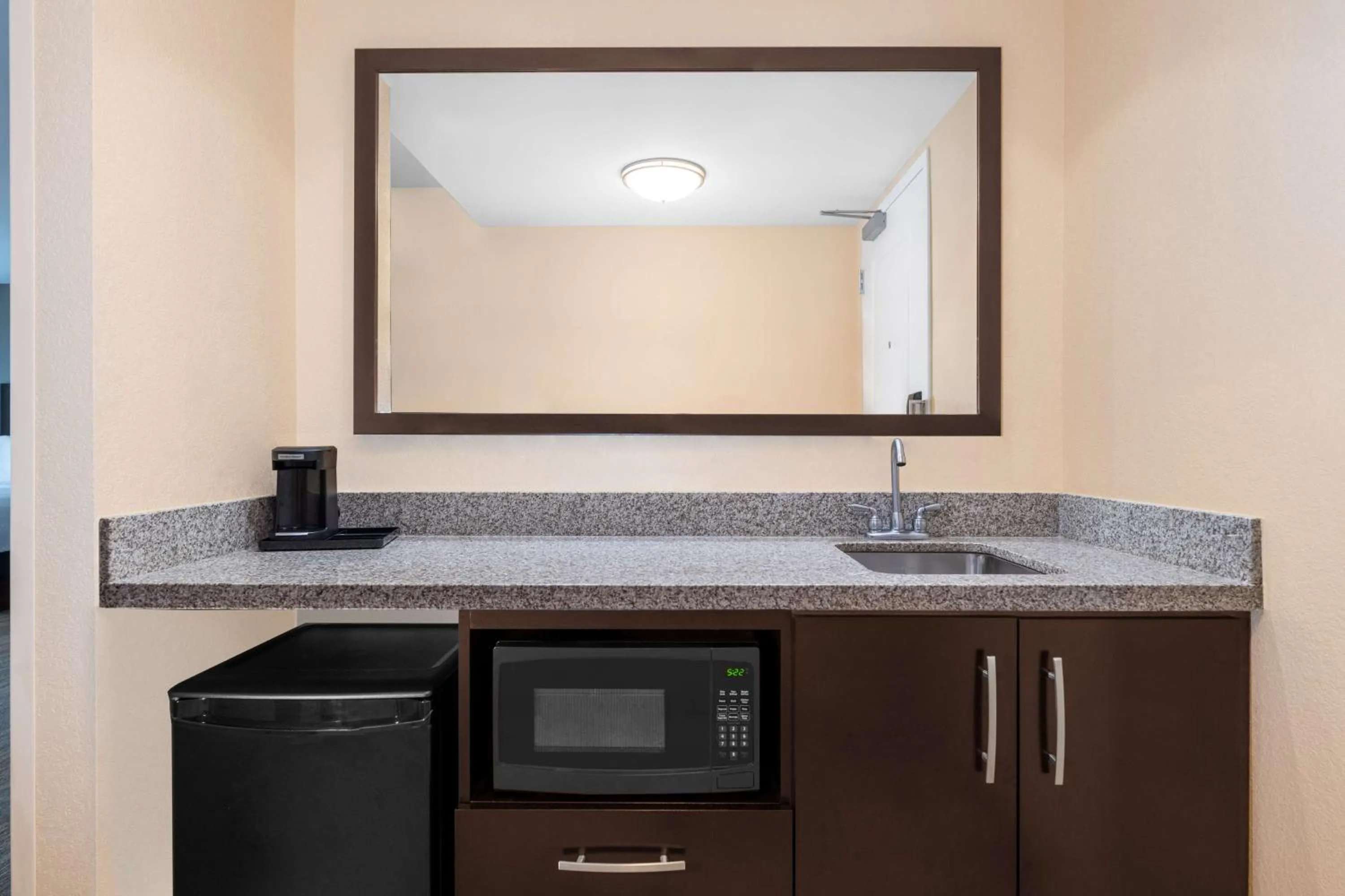 Photo of the whole room in Hampton Inn & Suites Madison Downtown