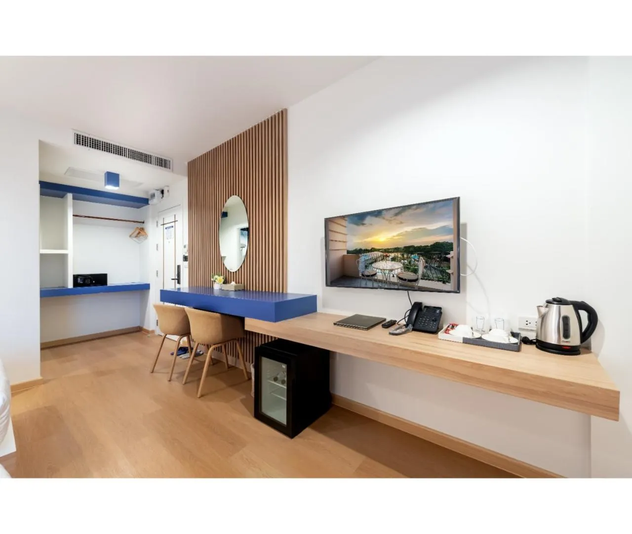 Communal lounge/ TV room in Nine River Hotel