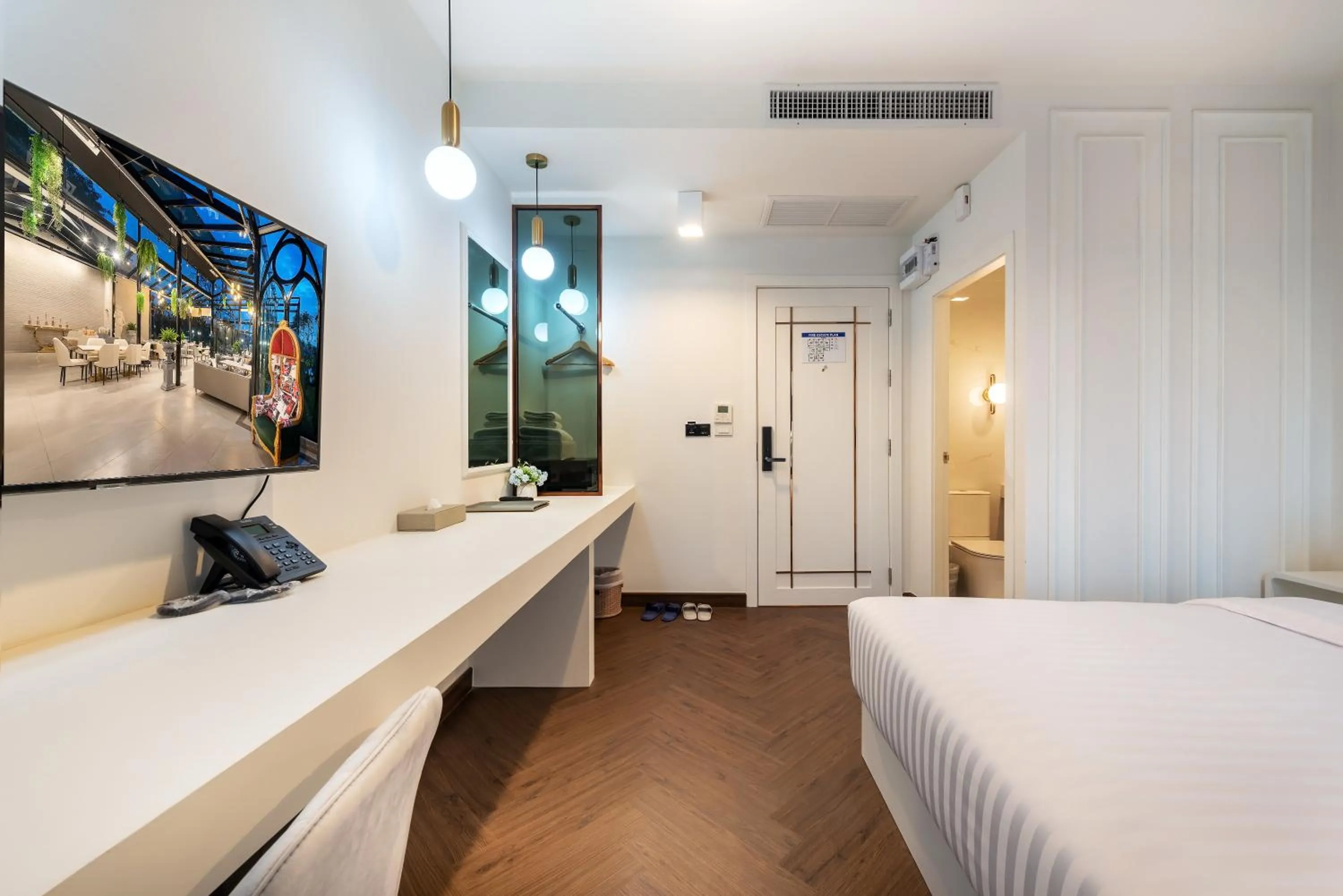 Bathroom, Bed in Nine River Hotel