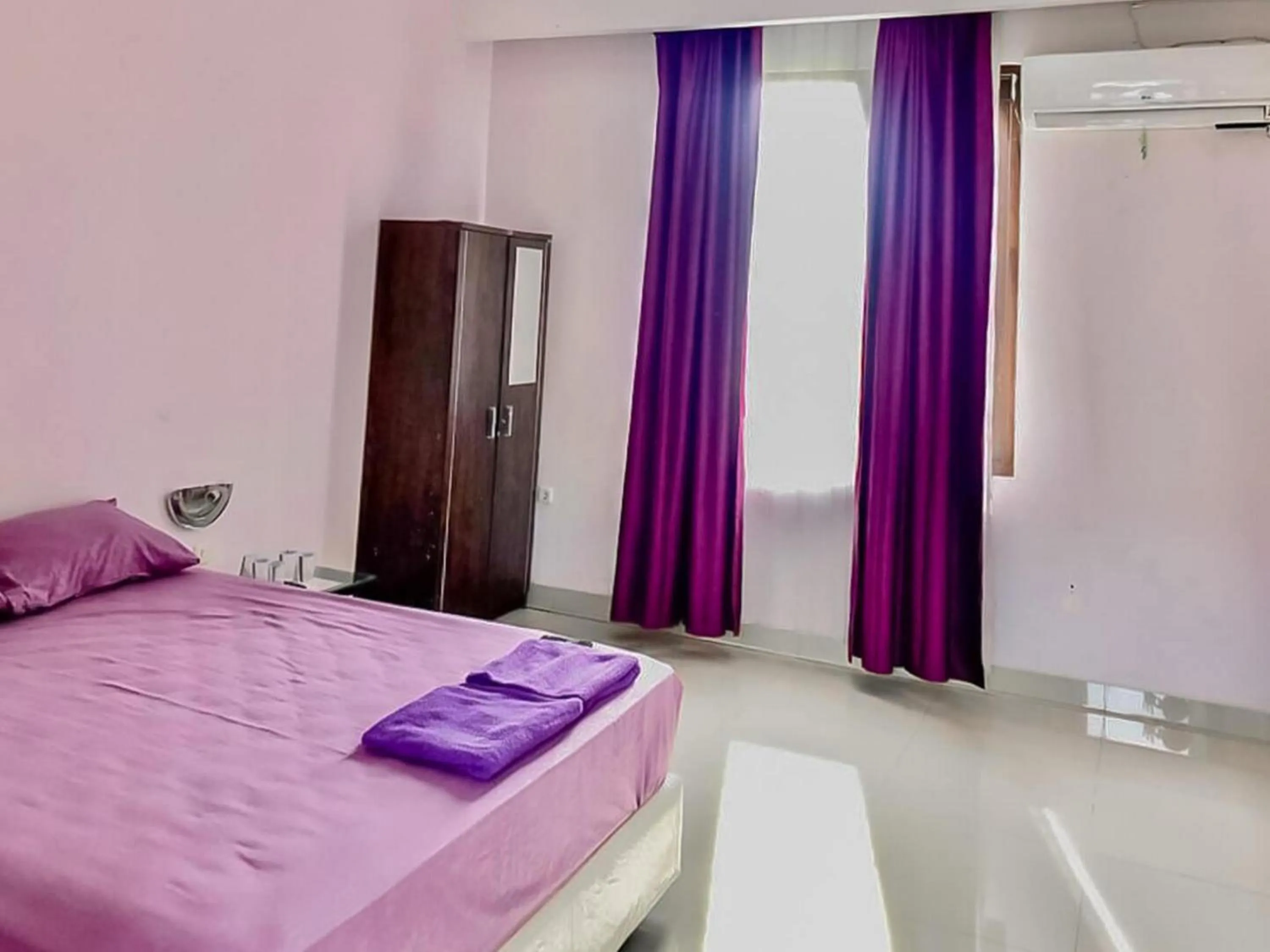Bedroom, Bed in Tiara Guest House Samarinda RedPartner