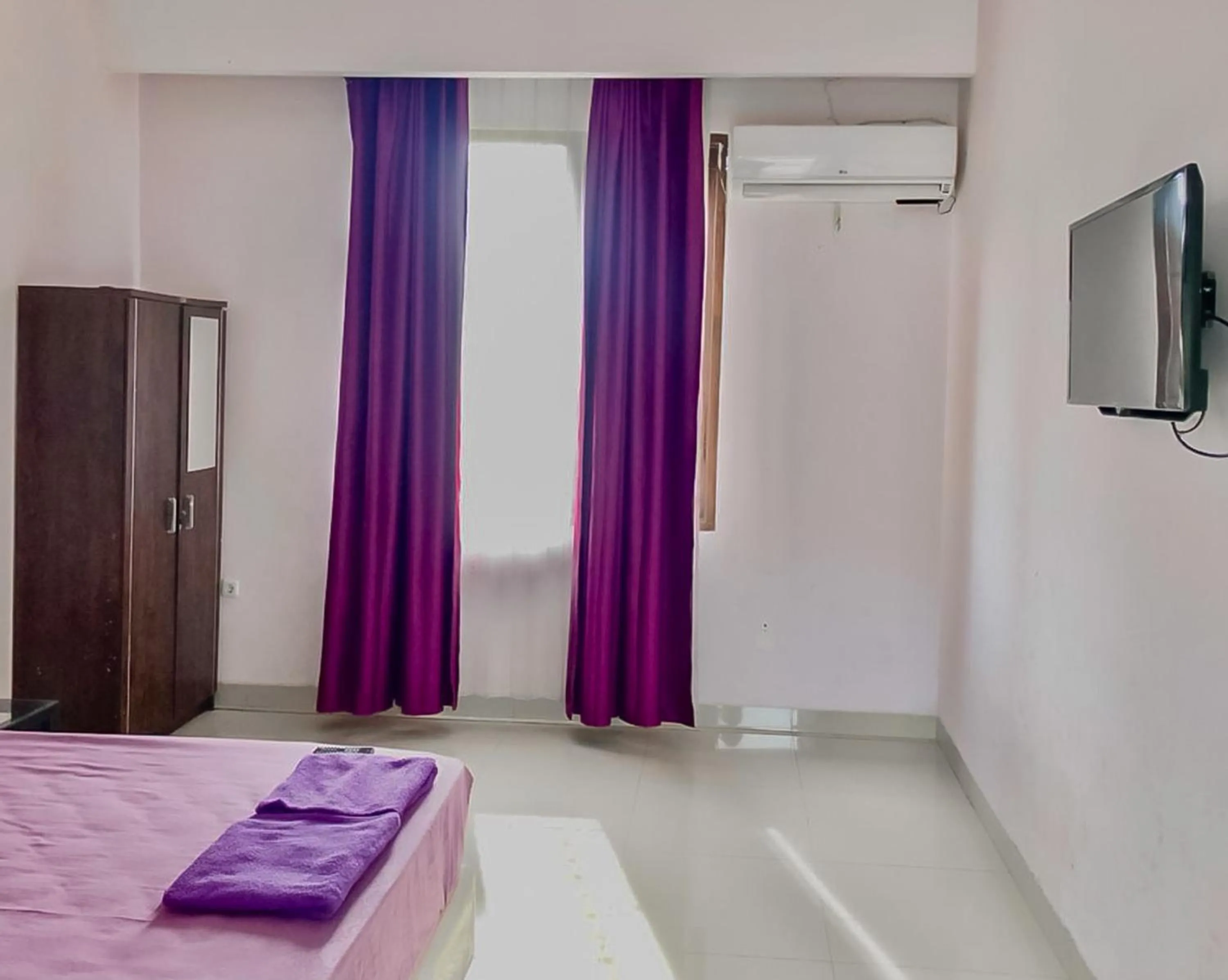 Photo of the whole room, Bed in Tiara Guest House Samarinda RedPartner