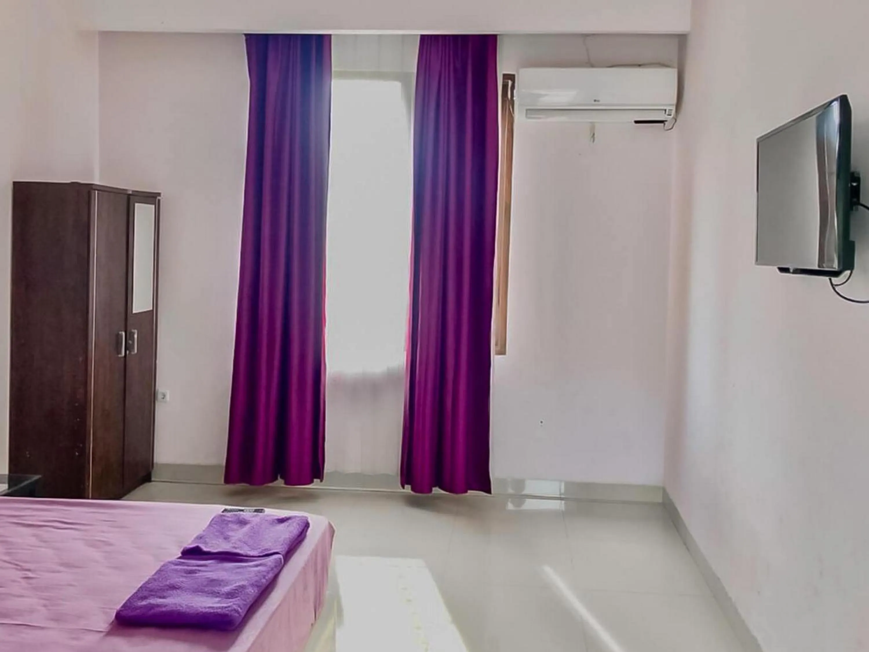 Bedroom, Bed in Tiara Guest House Samarinda RedPartner