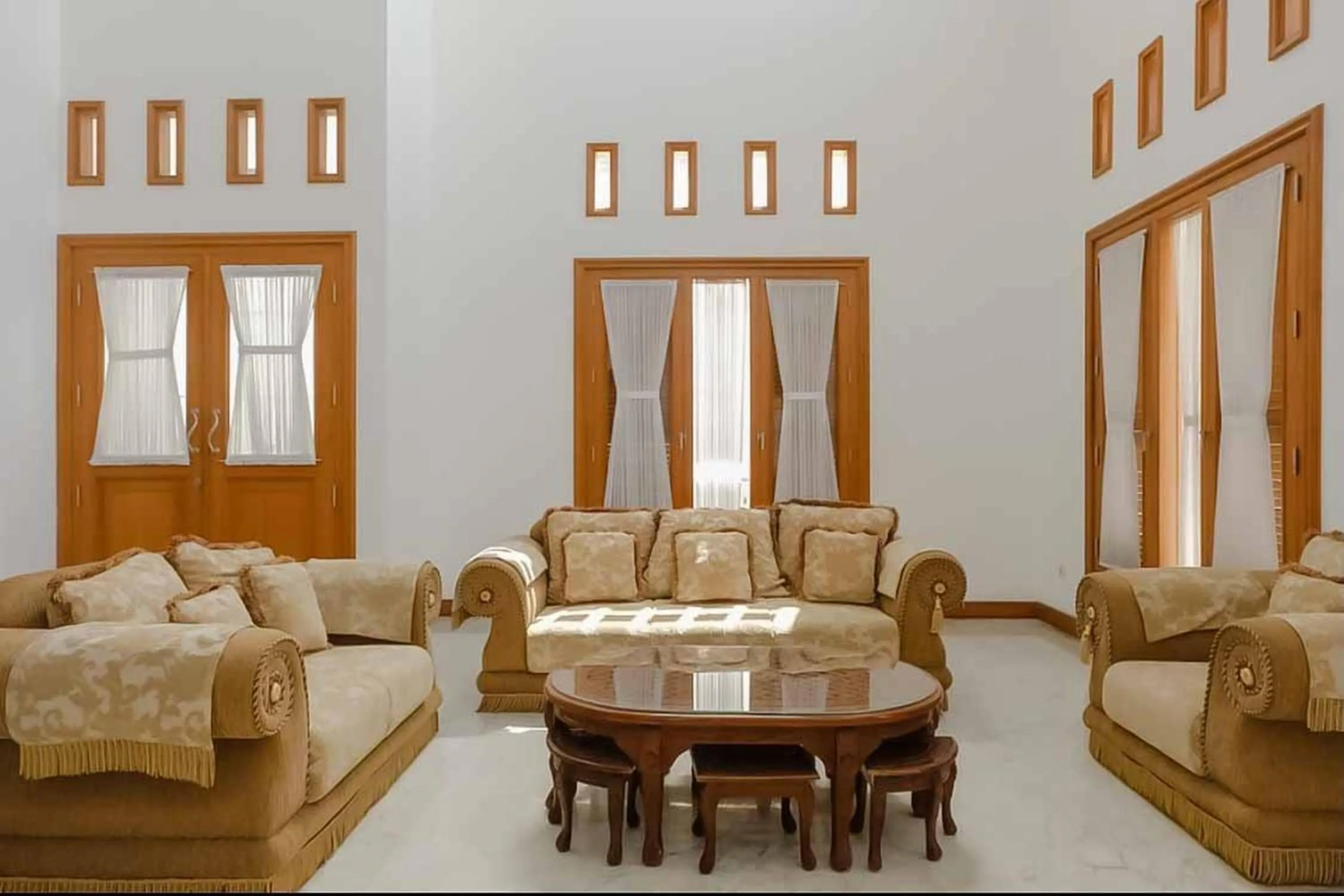 Seating area in RedDoorz at Daffi Araya