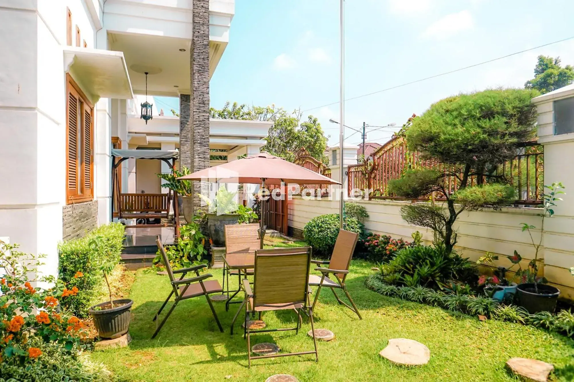 Garden view in RedDoorz at Daffi Araya Garden view in RedDoorz at Daffi Araya