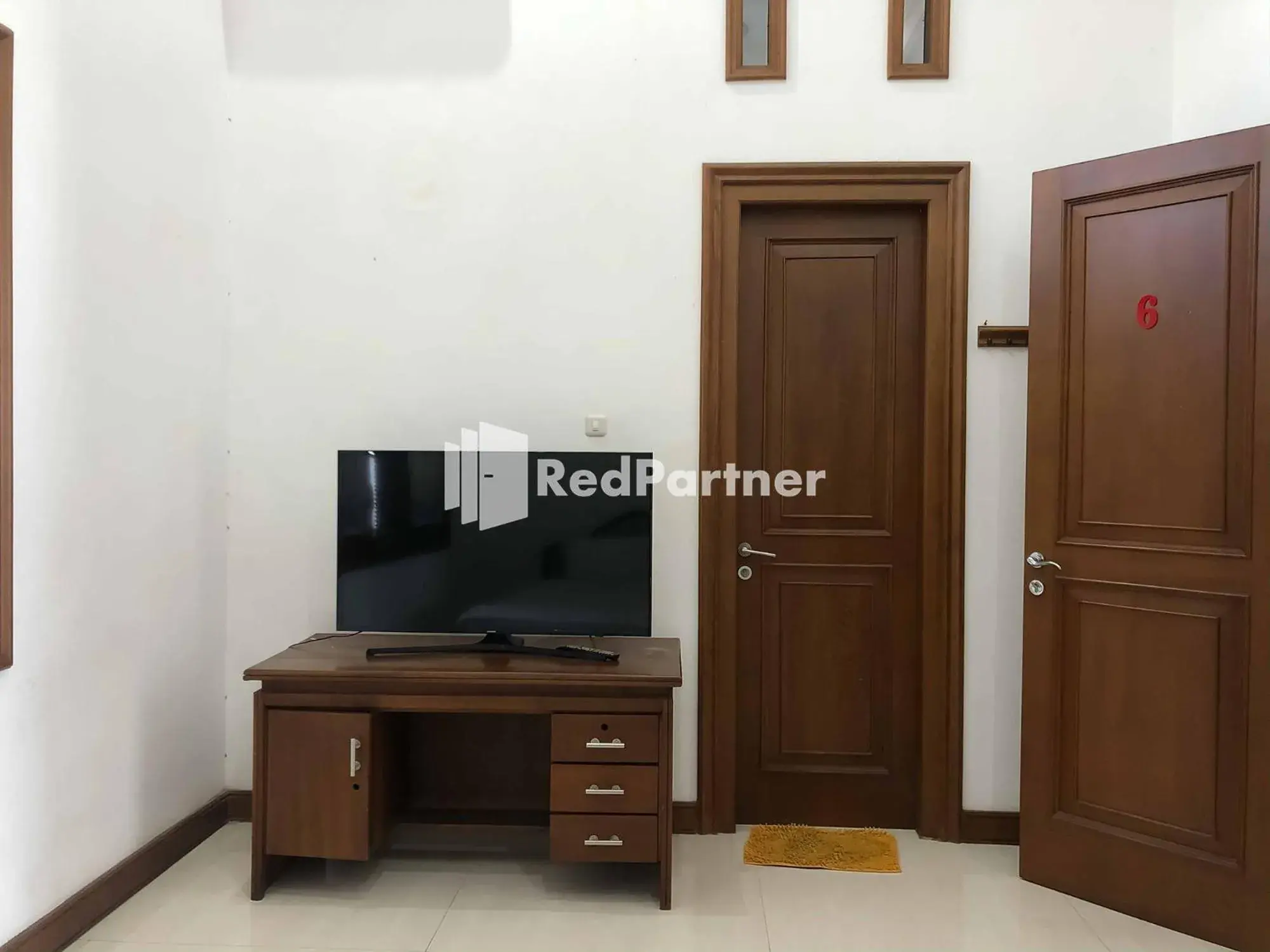 TV and multimedia in RedDoorz at Daffi Araya TV and multimedia in RedDoorz at Daffi Araya