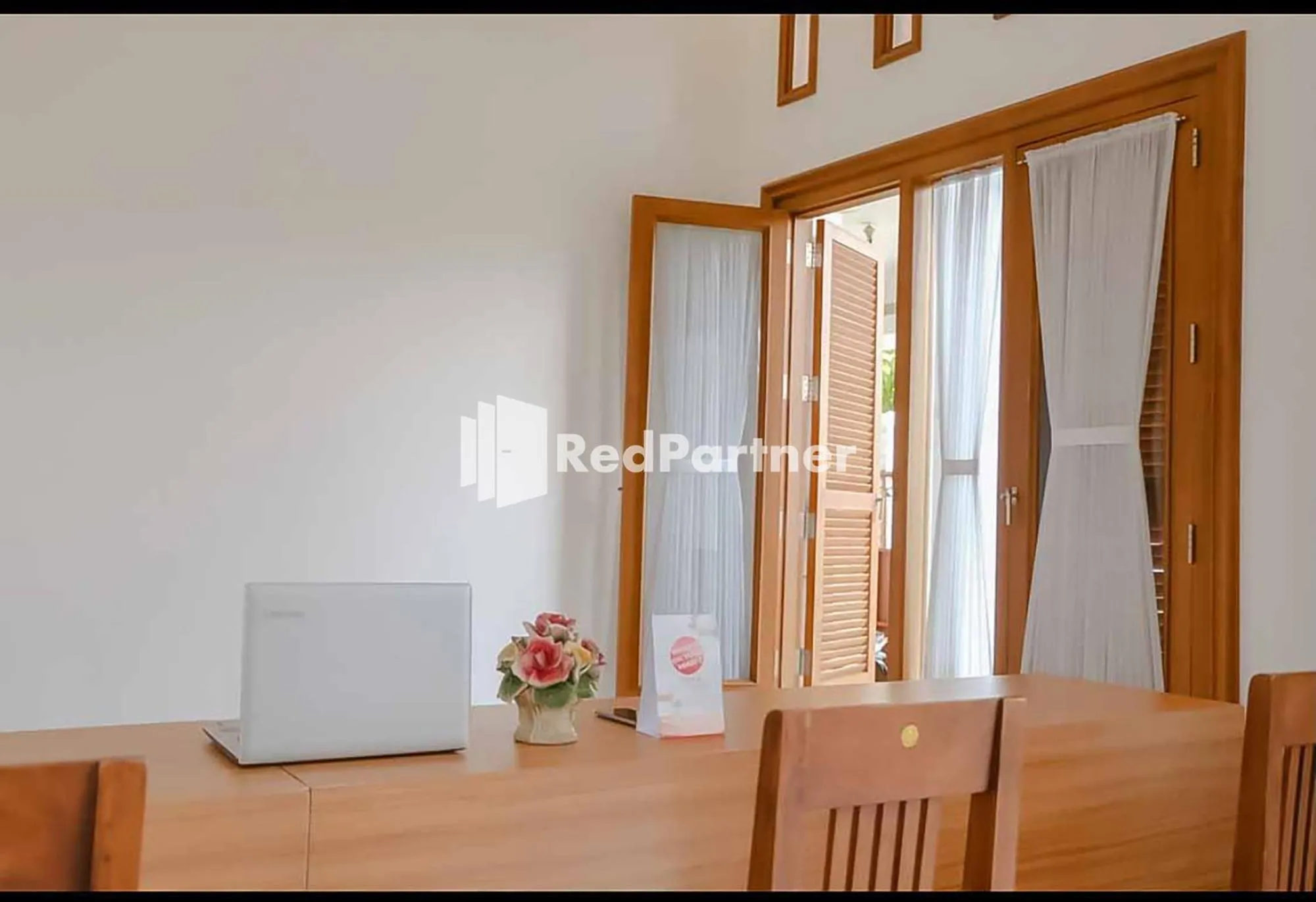 Seating area in RedDoorz at Daffi Araya