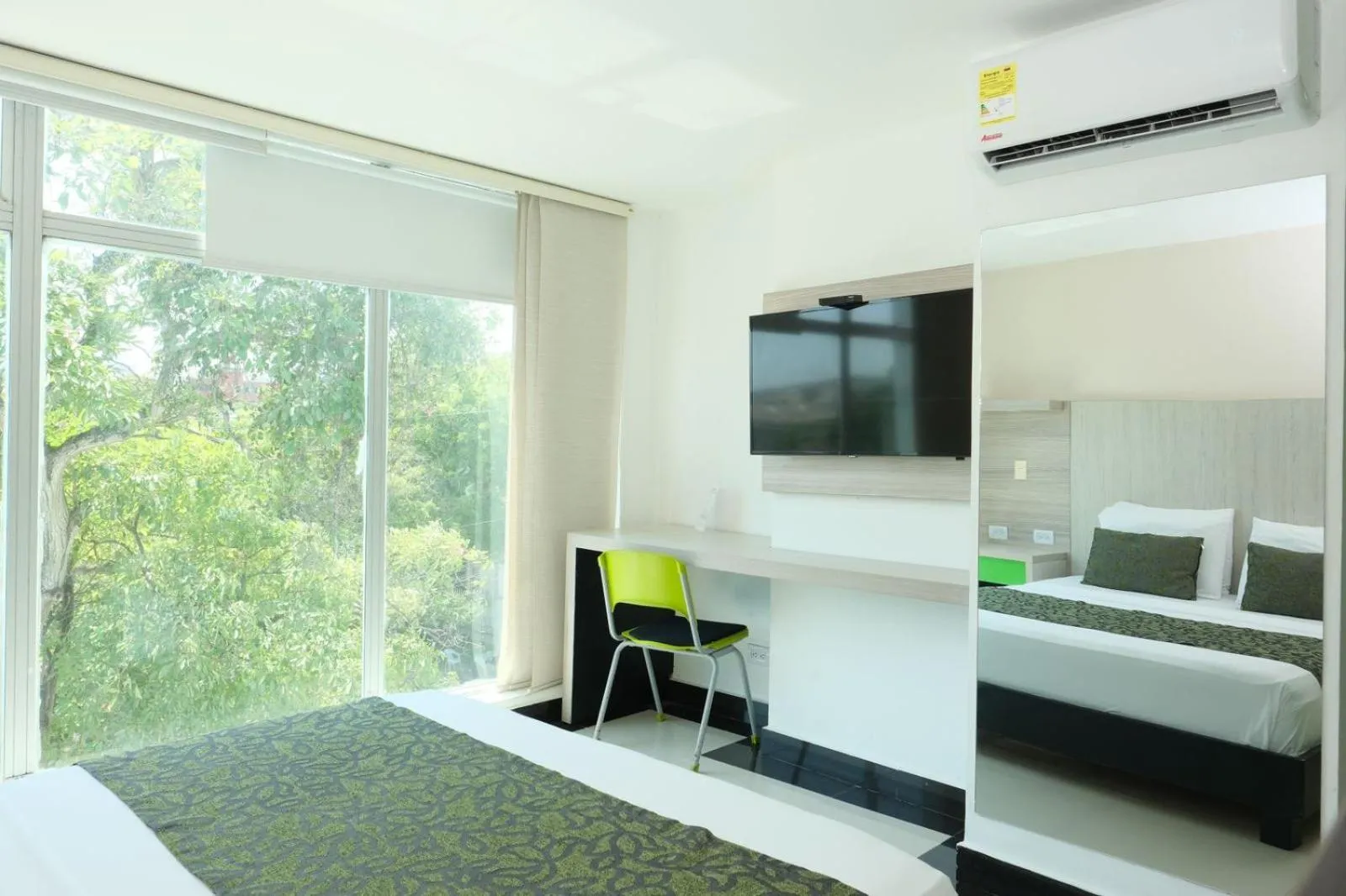 Communal lounge/ TV room, Bed in Hotel Genova Prado