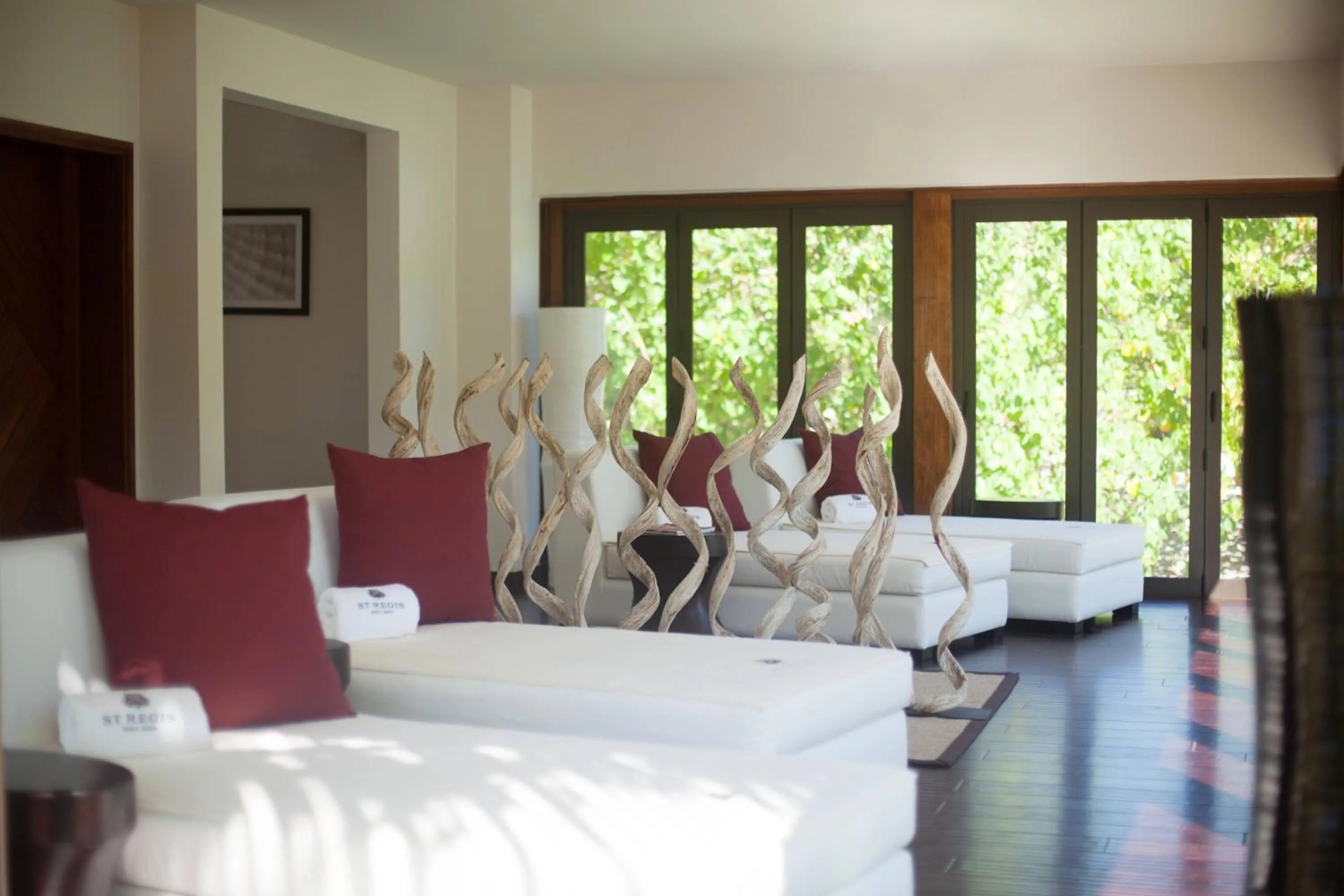 Lounge or bar, Bed in The St. Regis Bora Bora Resort