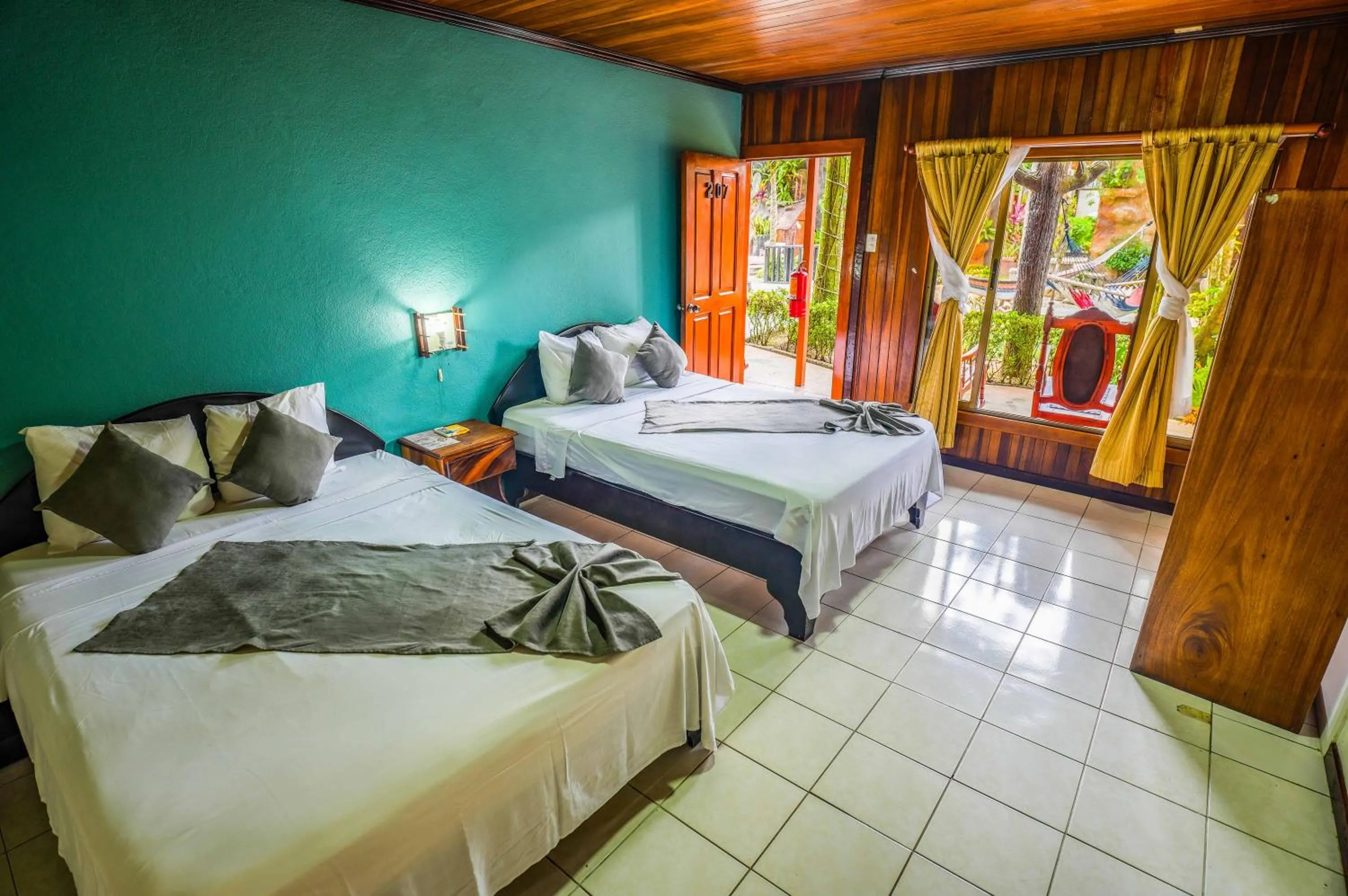 Patio, Bed in Poshtel Arenal