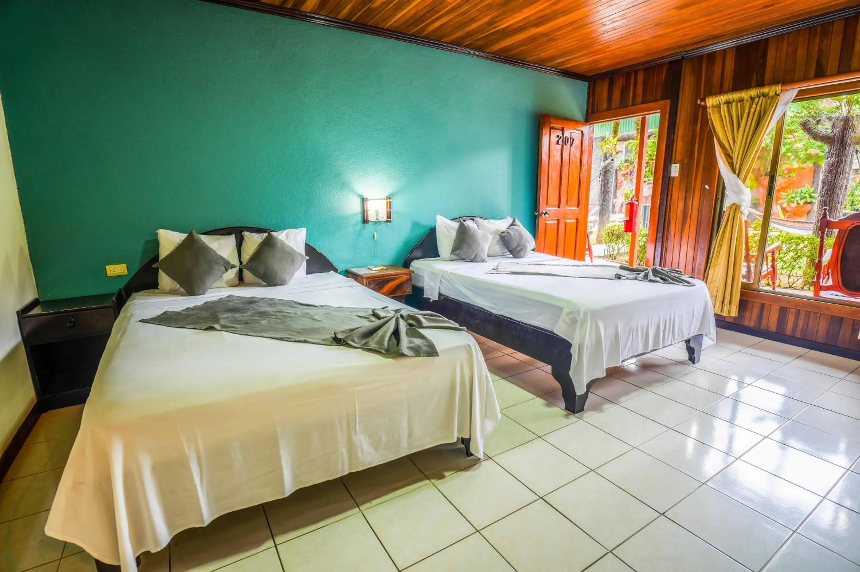 Patio, Bed in Poshtel Arenal