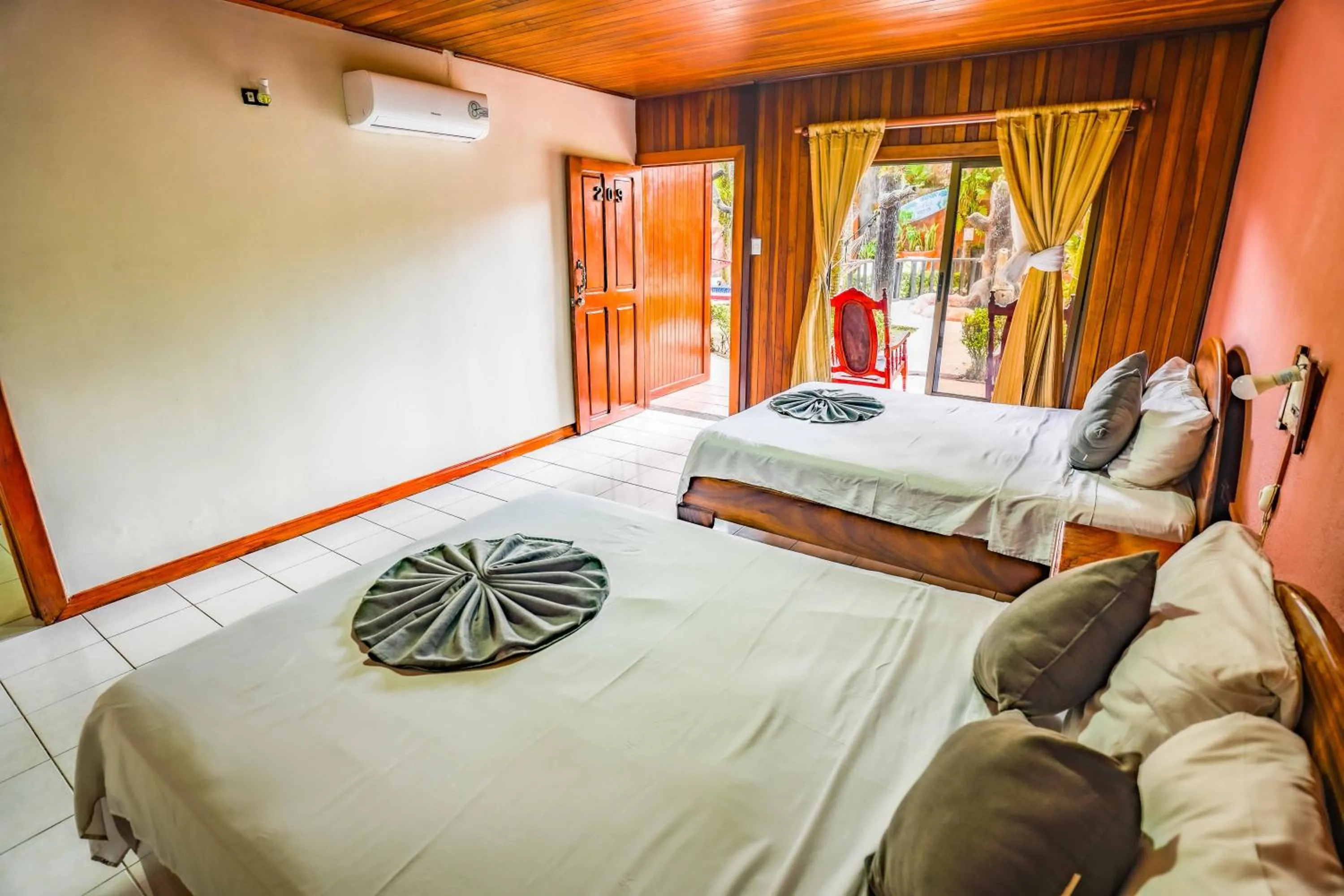 Patio, Bed in Poshtel Arenal