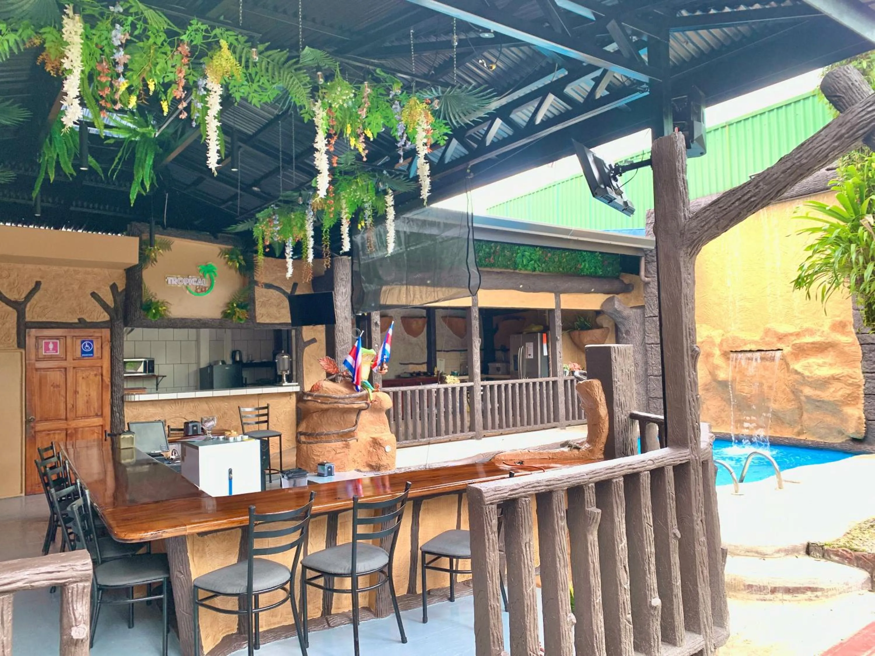 Communal kitchen in Poshtel Arenal