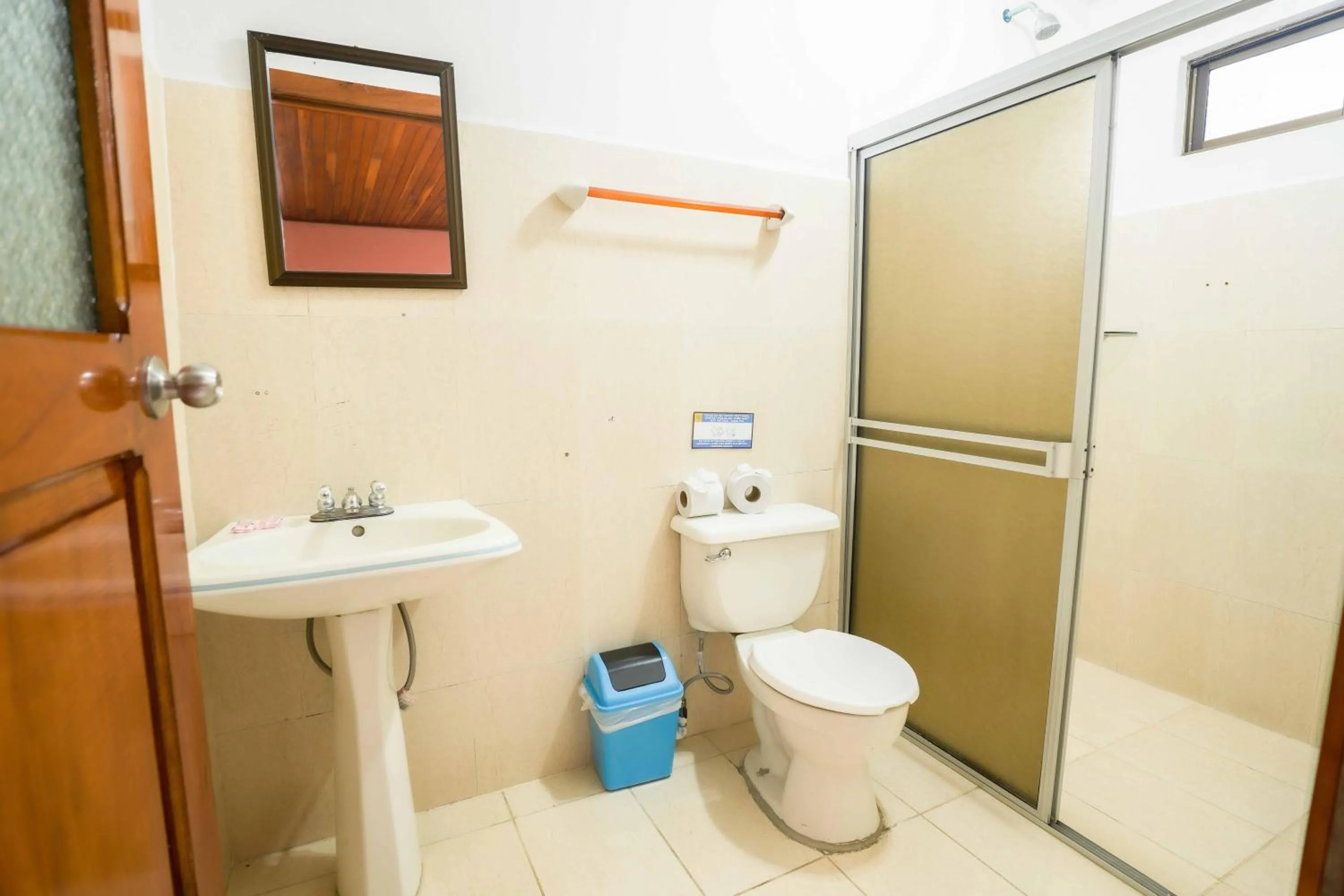 Shower in Poshtel Arenal