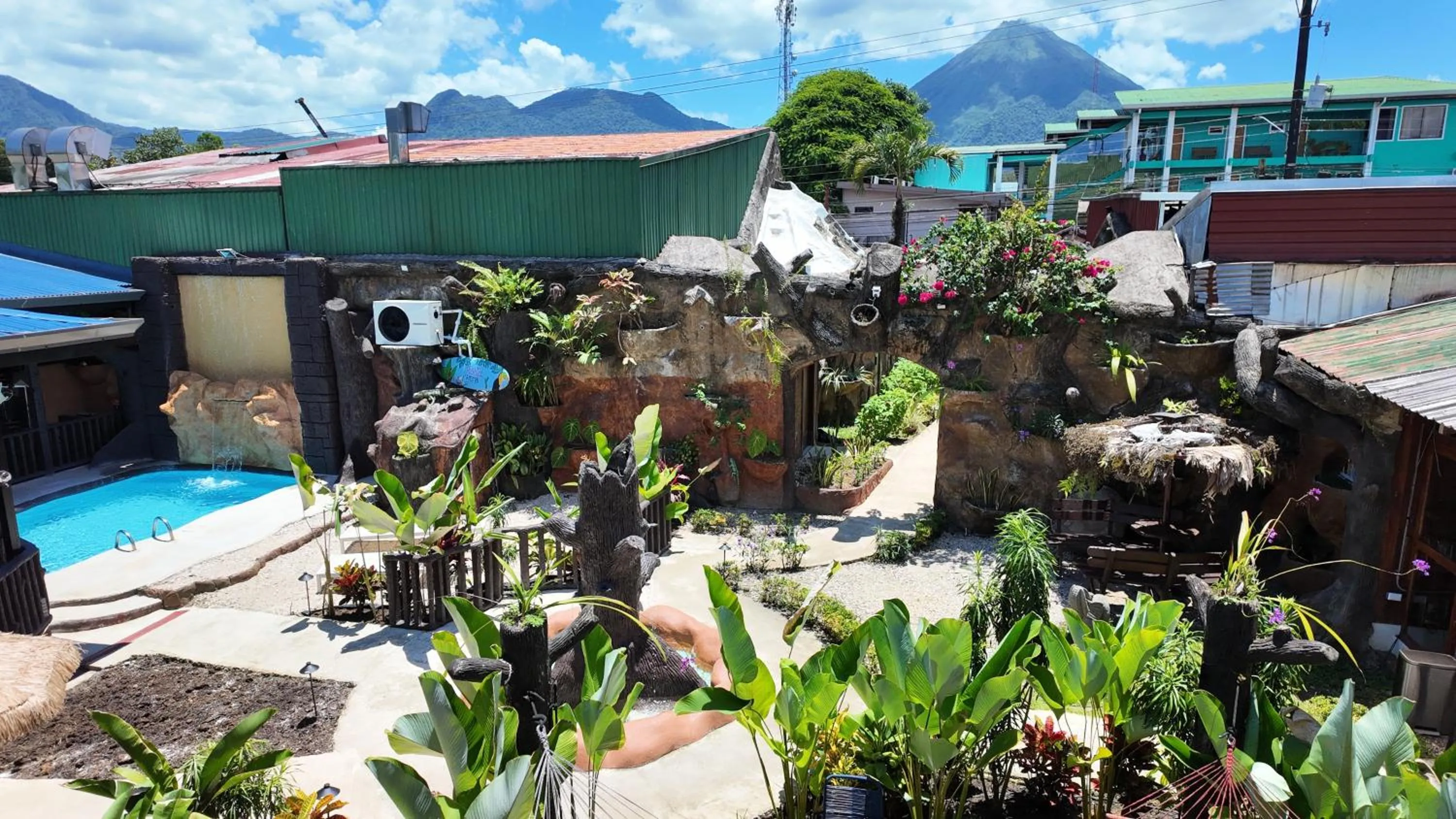 Property building in Poshtel Arenal
