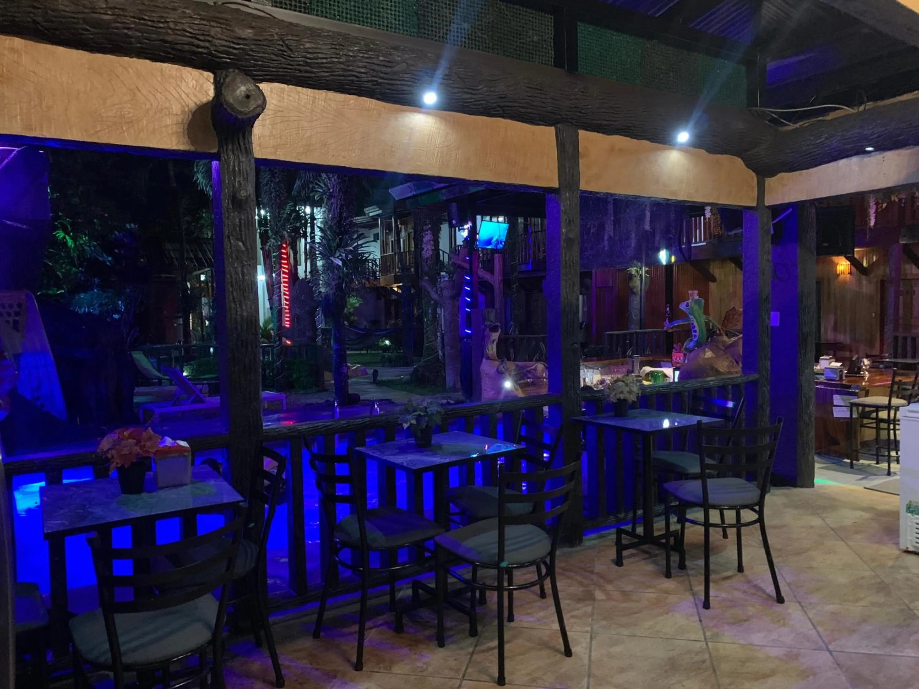Dining area in Poshtel Arenal
