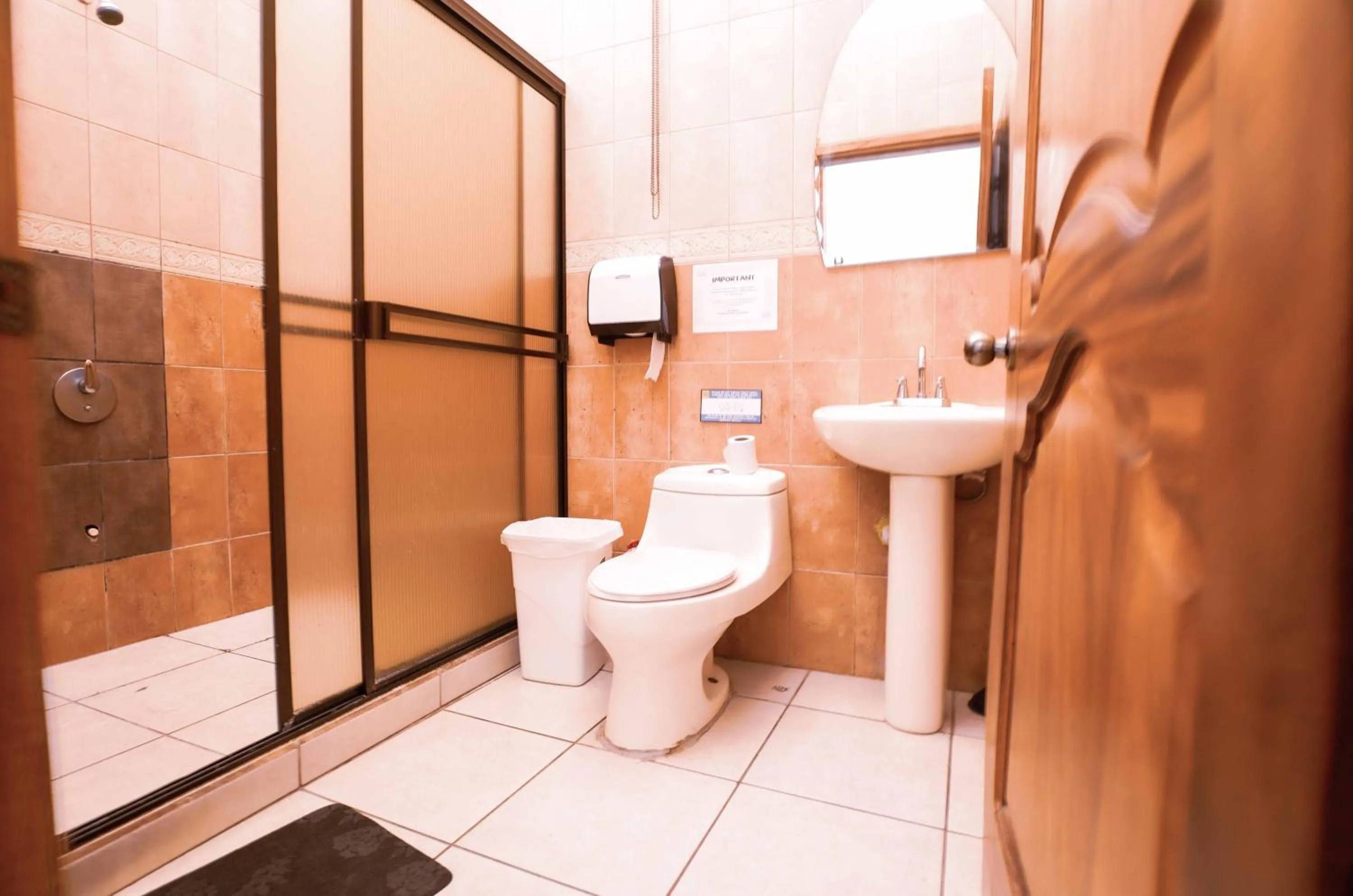 Shower in Poshtel Arenal