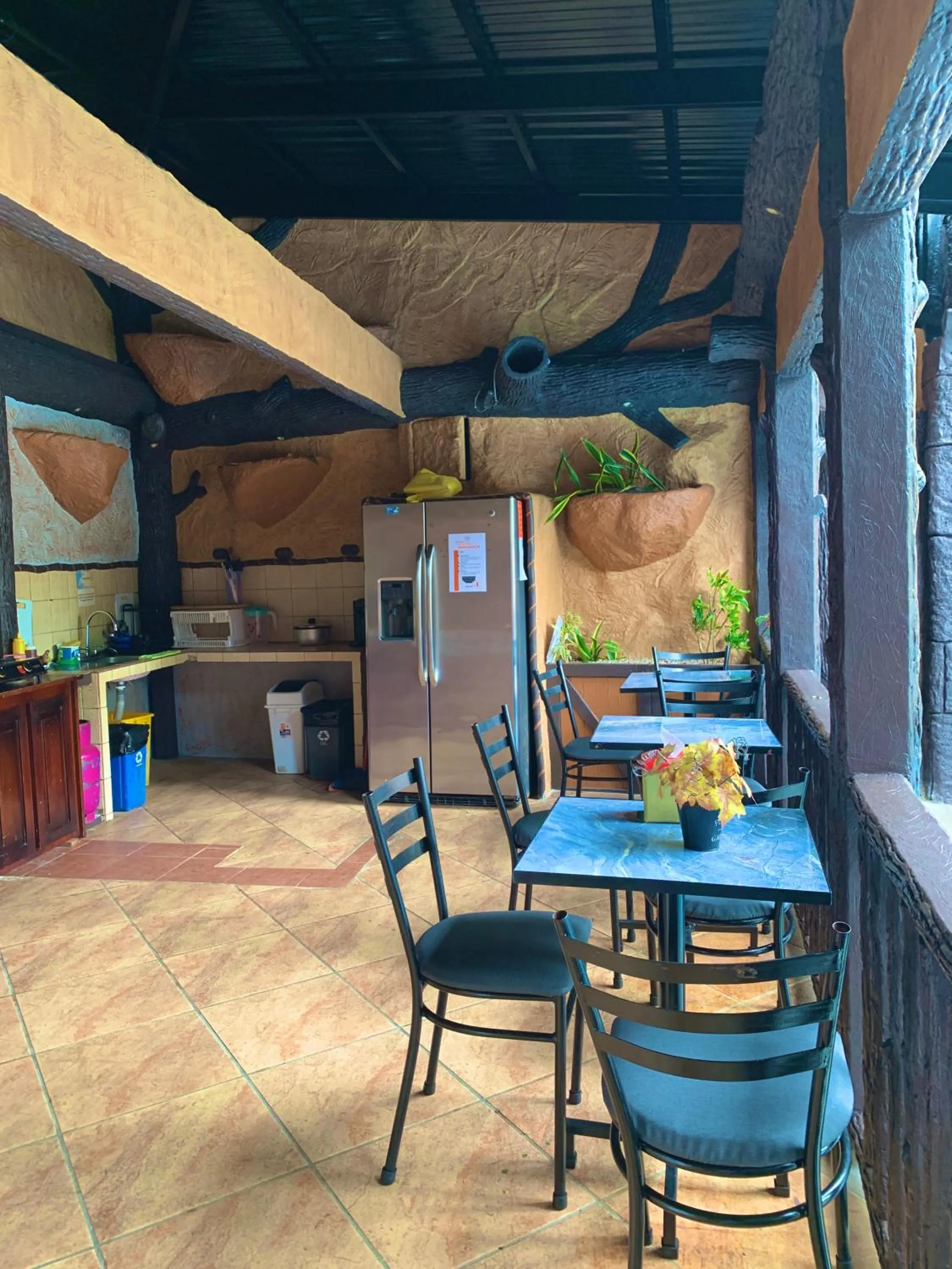 Dining area in Poshtel Arenal