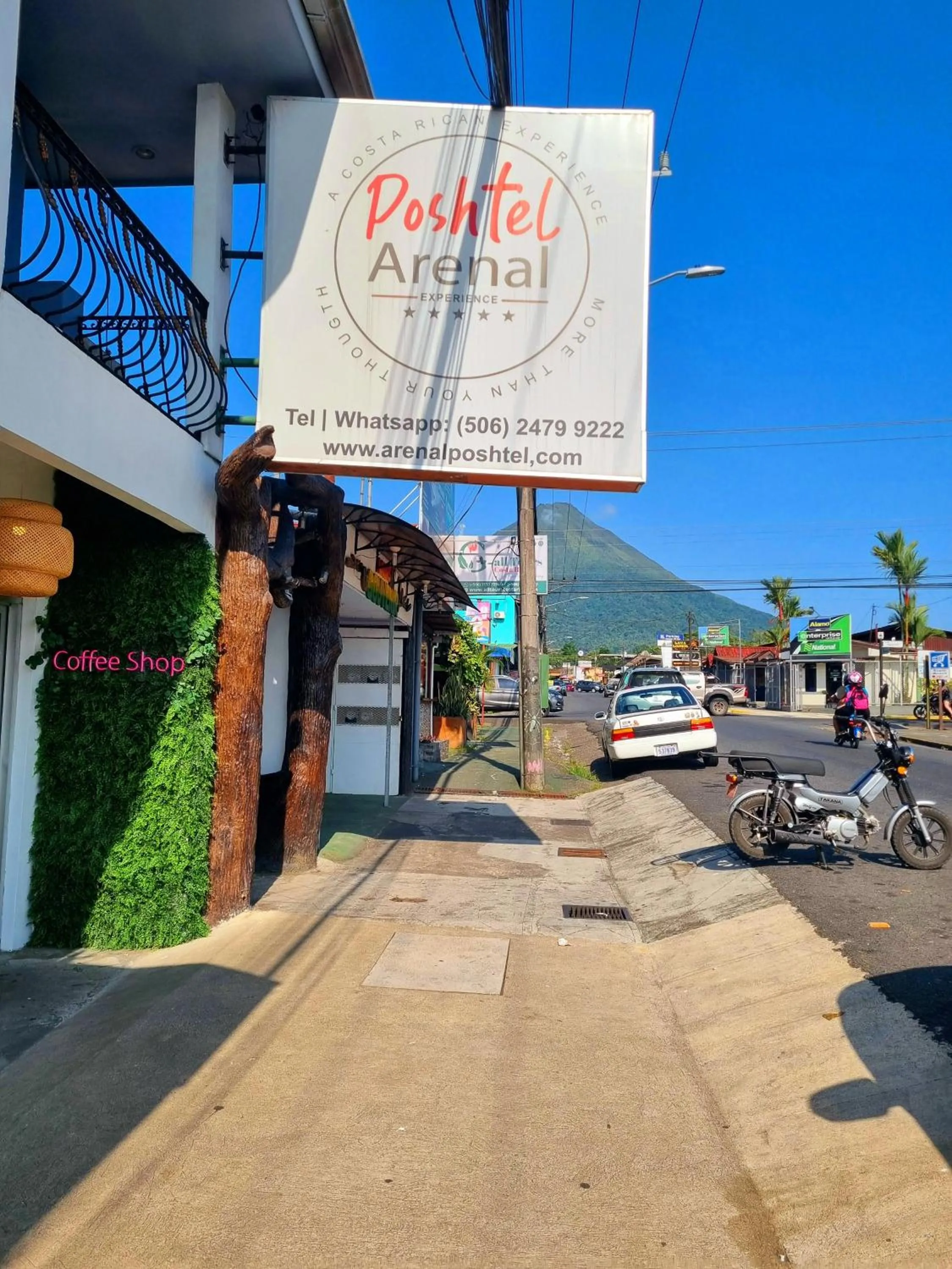 Facade/entrance in Poshtel Arenal