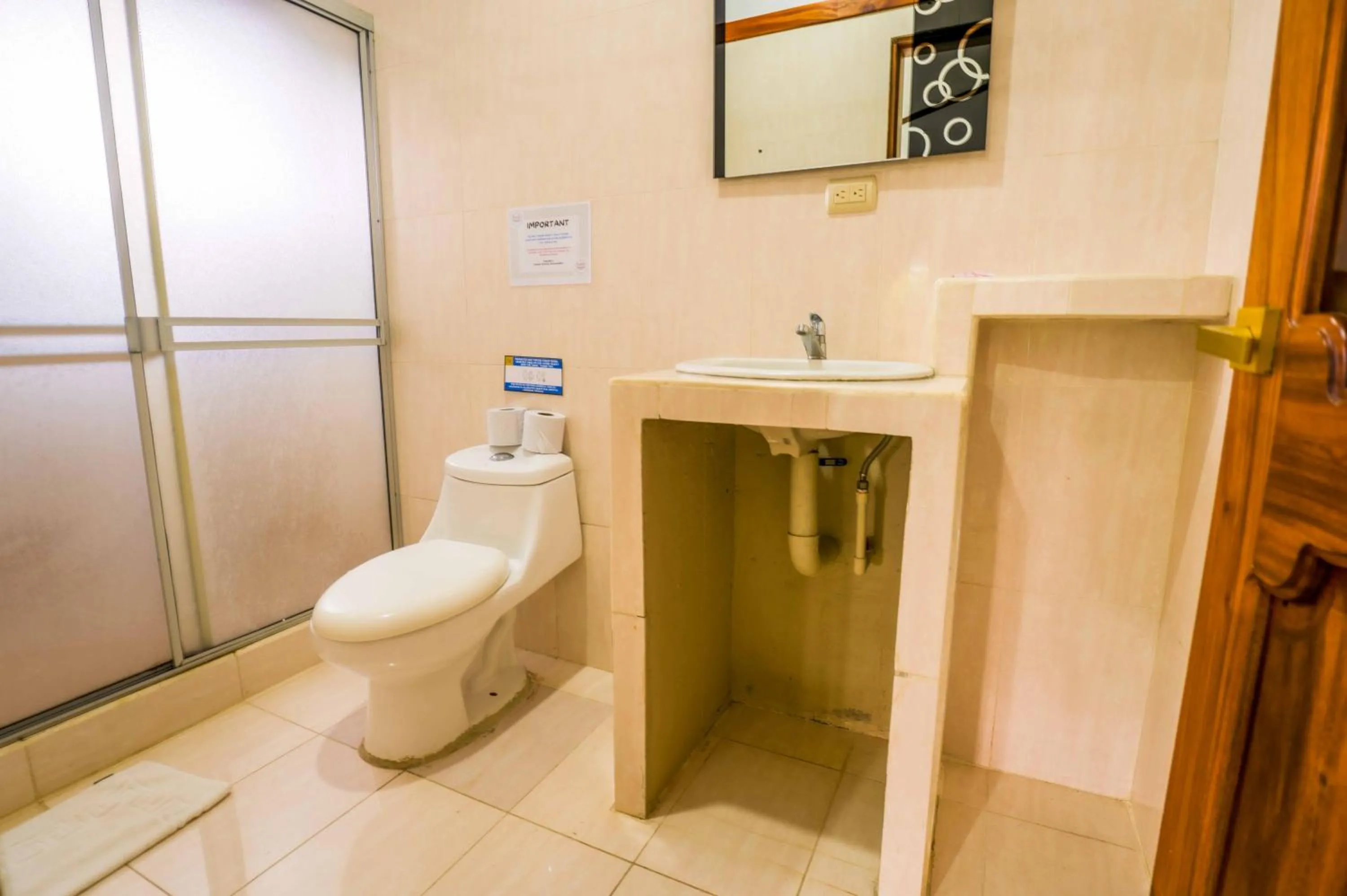Shower in Poshtel Arenal