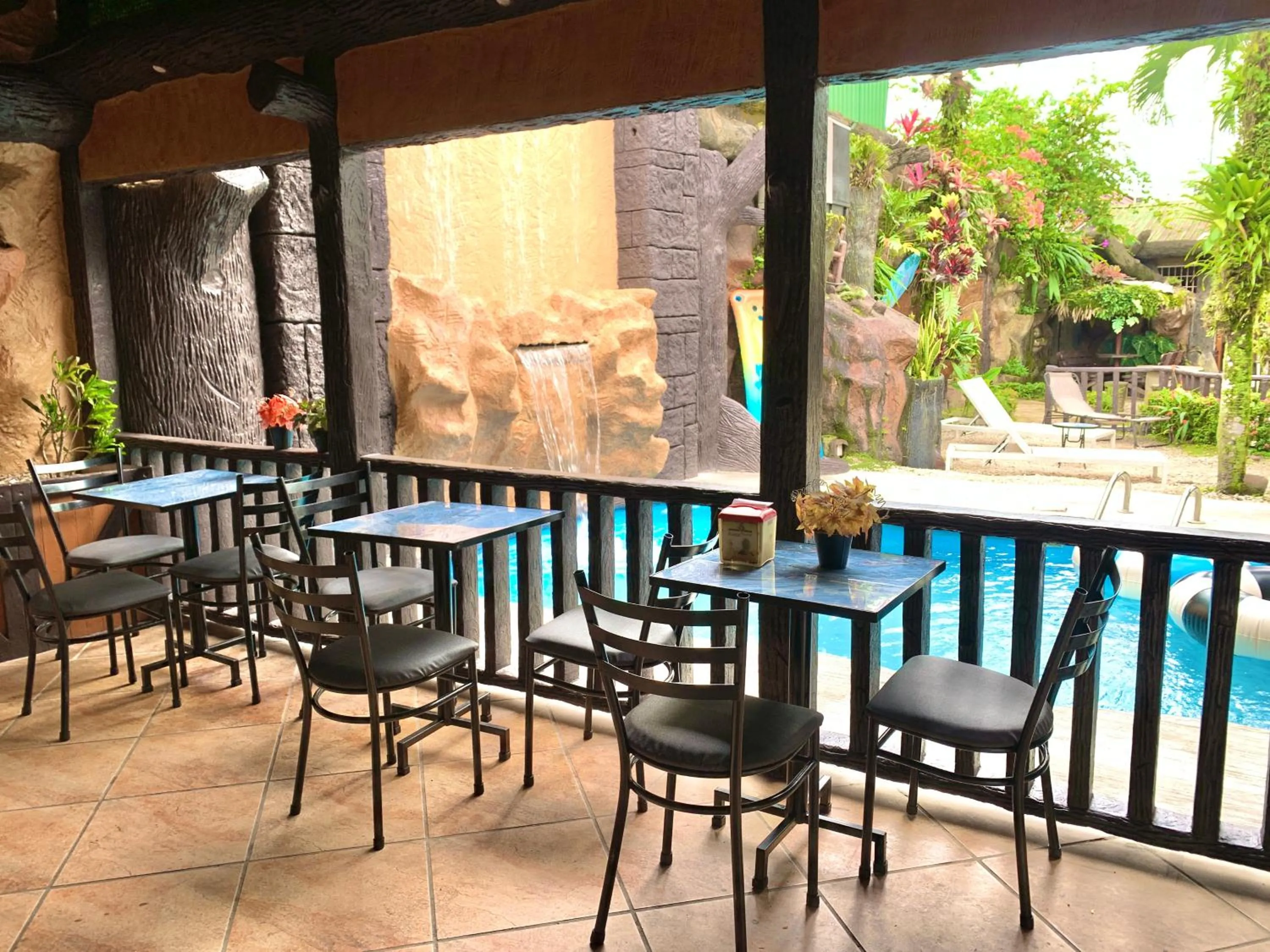 Dining area in Poshtel Arenal