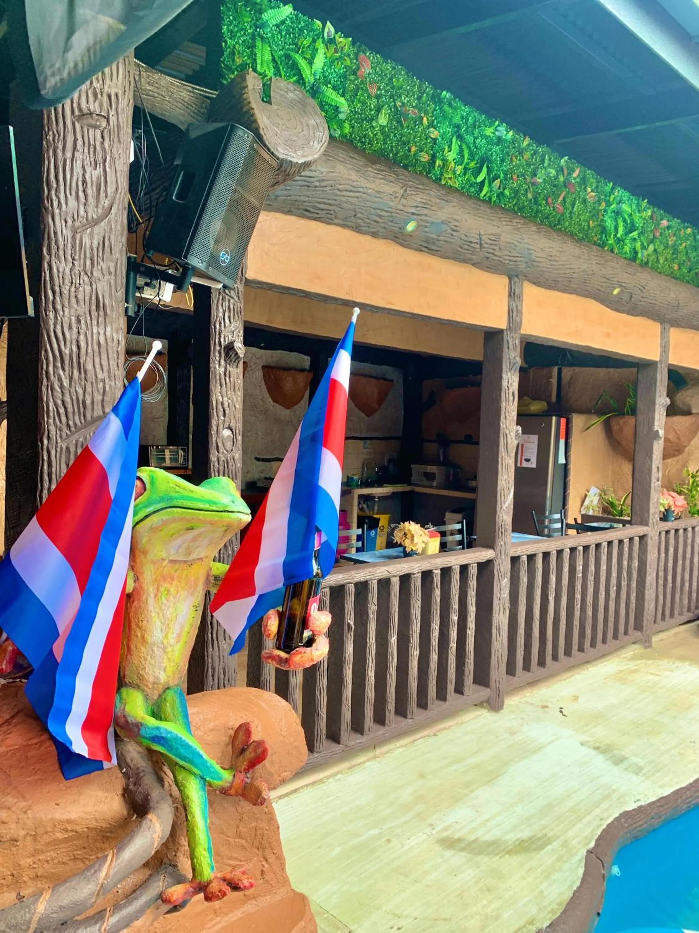 Communal kitchen in Poshtel Arenal