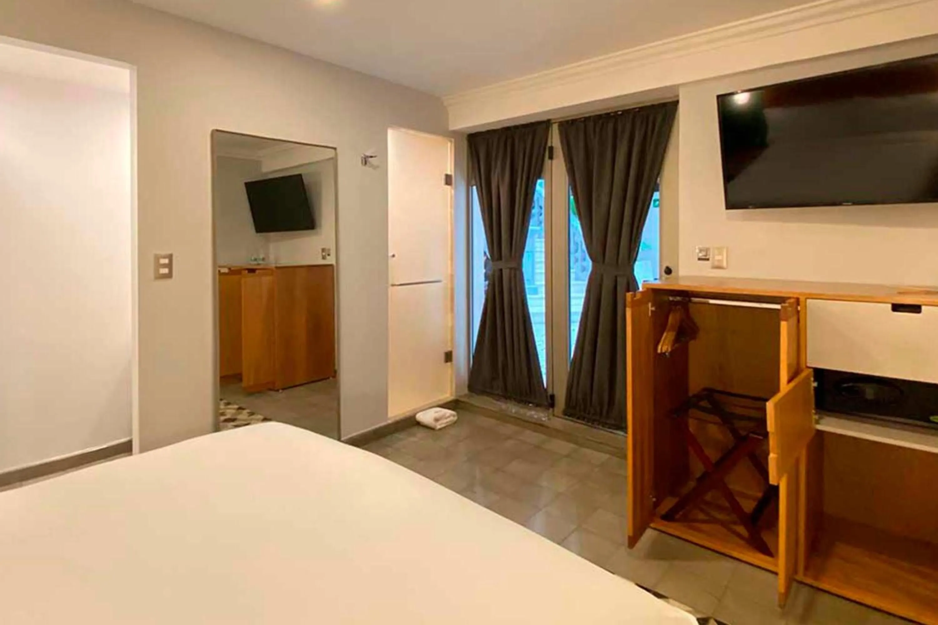 Photo of the whole room, Bed in Hotel MX condesa CDMX, Trademark Collection by Wyndham